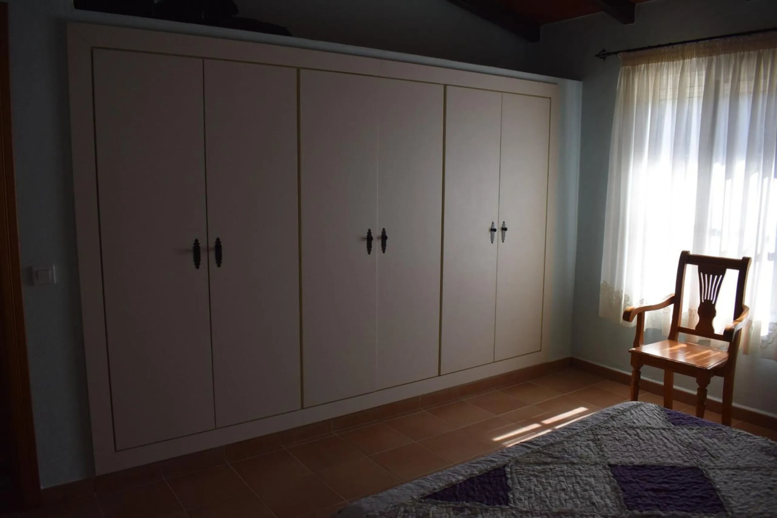 Country house located on the outskirts of Alhaurin el Grande with a plot of more than 14,000m2 ideal for horse lovers. The house is on one floor and consists of a large front porch as well as a rear porch towards the pool area which is surrounded by a lar
