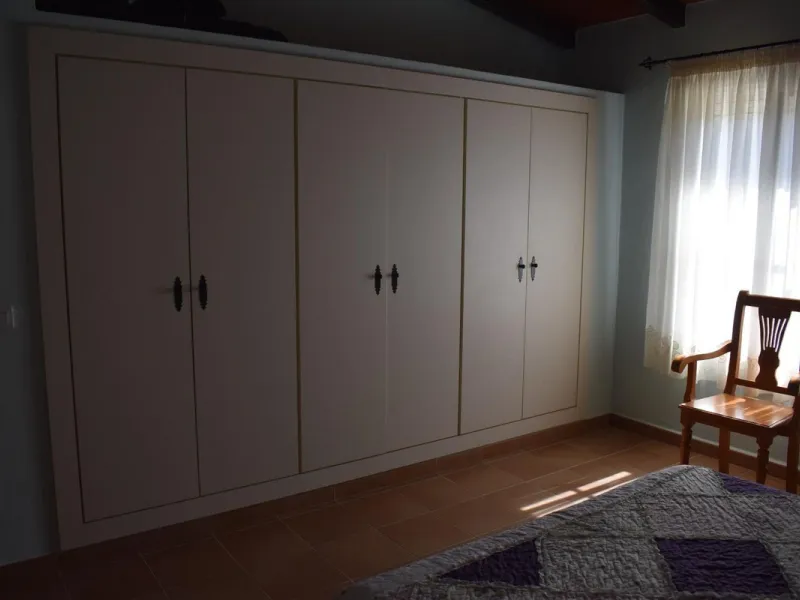Country house located on the outskirts of Alhaurin el Grande with a plot of more than 14,000m2 ideal for horse lovers. The house is on one floor and consists of a large front porch as well as a rear porch towards the pool area which is surrounded by a lar