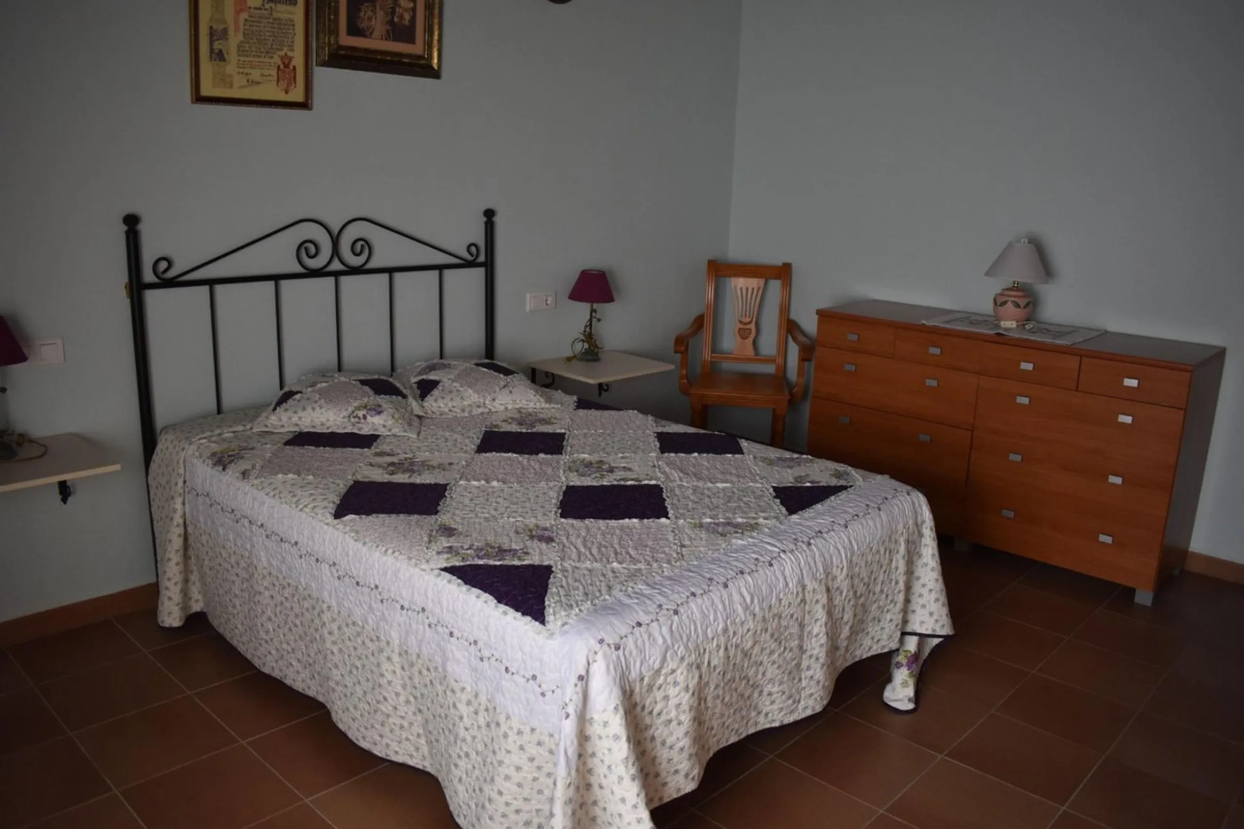 Country house located on the outskirts of Alhaurin el Grande with a plot of more than 14,000m2 ideal for horse lovers. The house is on one floor and consists of a large front porch as well as a rear porch towards the pool area which is surrounded by a lar
