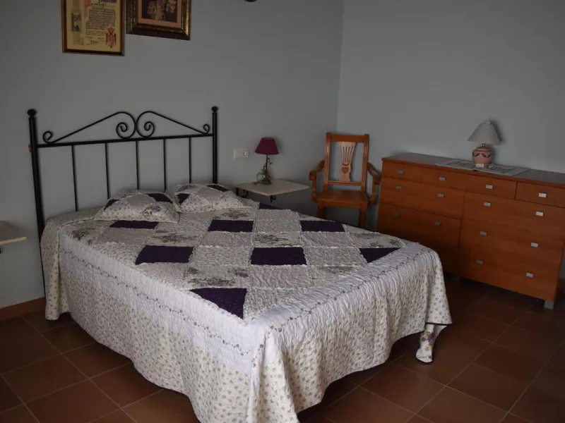 Country house located on the outskirts of Alhaurin el Grande with a plot of more than 14,000m2 ideal for horse lovers. The house is on one floor and consists of a large front porch as well as a rear porch towards the pool area which is surrounded by a lar