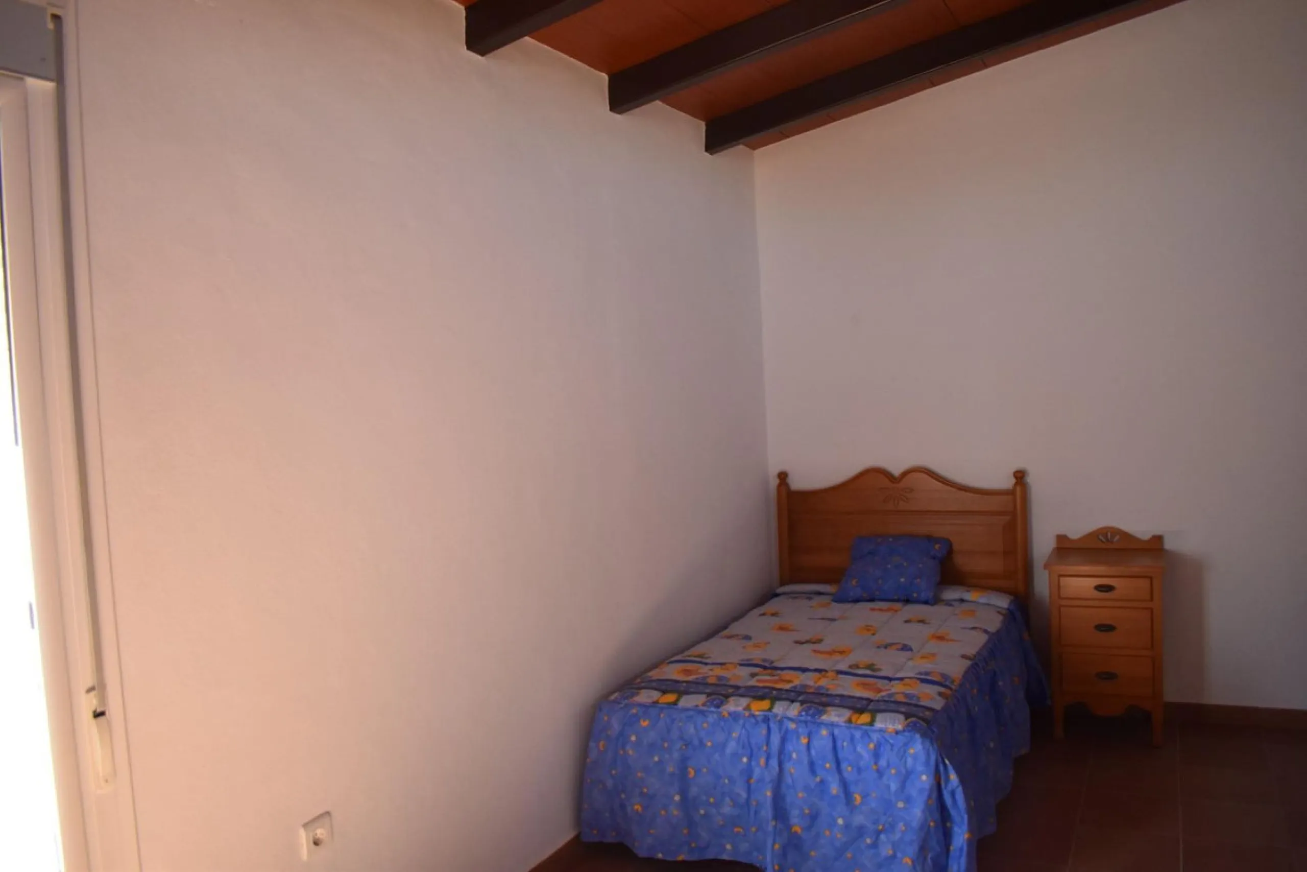 Country house located on the outskirts of Alhaurin el Grande with a plot of more than 14,000m2 ideal for horse lovers. The house is on one floor and consists of a large front porch as well as a rear porch towards the pool area which is surrounded by a lar