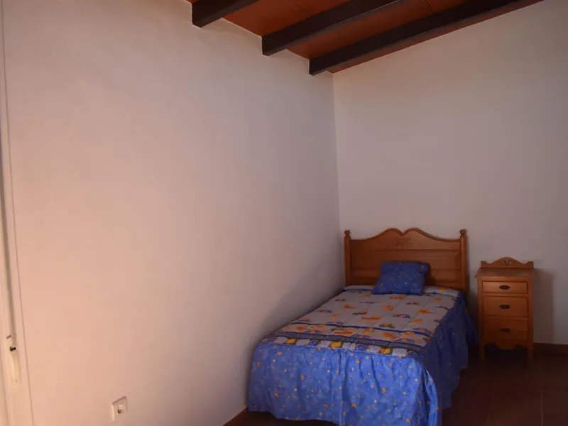 Country house located on the outskirts of Alhaurin el Grande with a plot of more than 14,000m2 ideal for horse lovers. The house is on one floor and consists of a large front porch as well as a rear porch towards the pool area which is surrounded by a lar