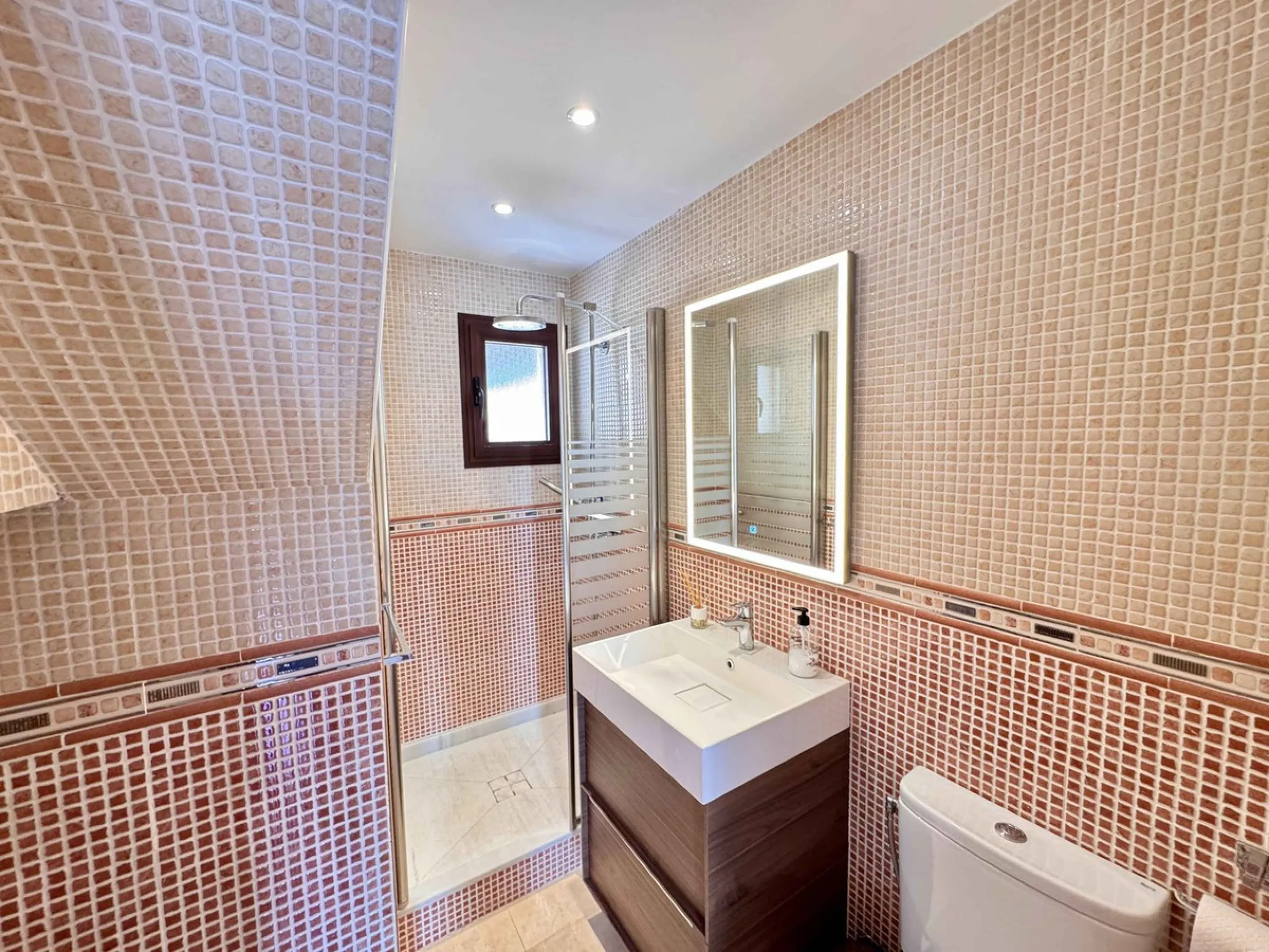House - Detached Villa в продаже в Mijas, Málaga. В доме 5 спален и 5 ванных комнат. Площадь дома 299 м². Площадь участка 530 м²
