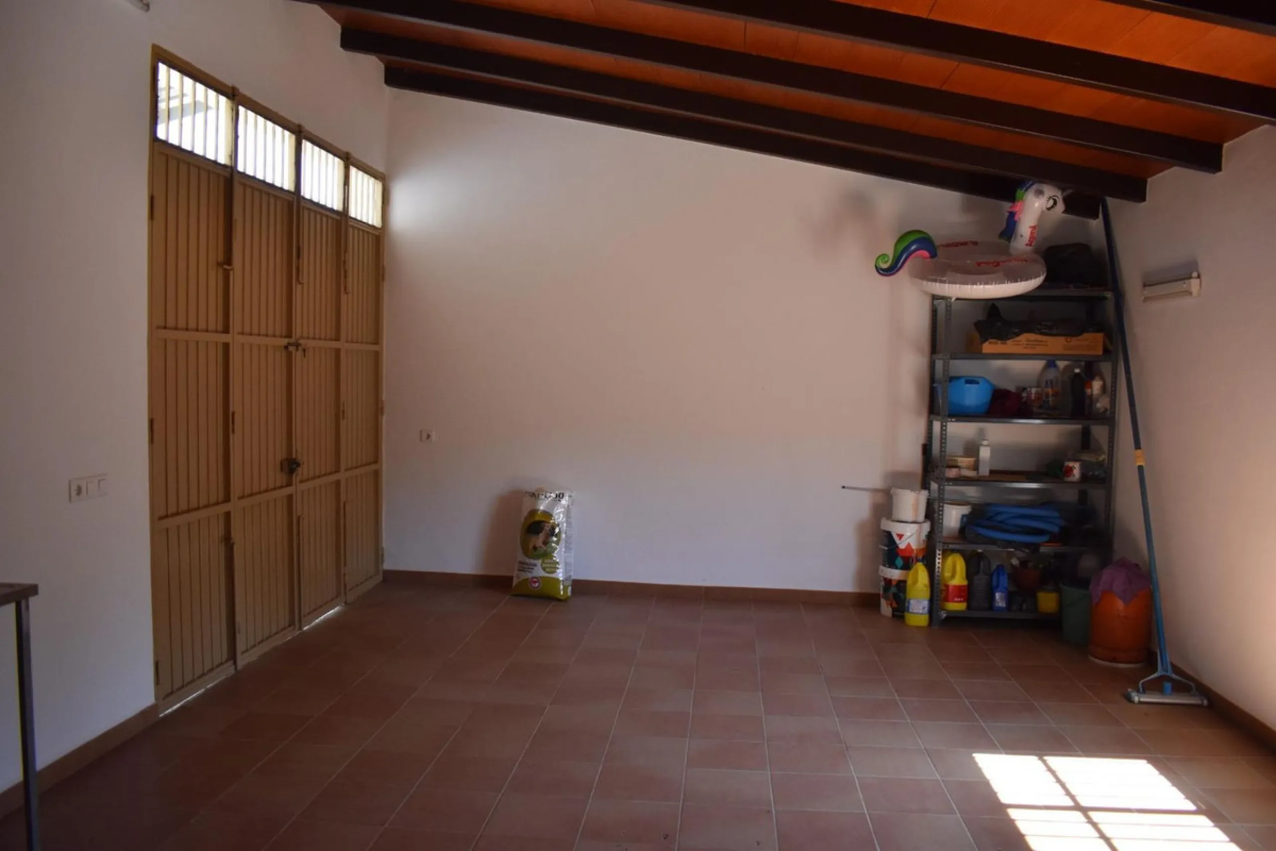 Country house located on the outskirts of Alhaurin el Grande with a plot of more than 14,000m2 ideal for horse lovers. The house is on one floor and consists of a large front porch as well as a rear porch towards the pool area which is surrounded by a lar