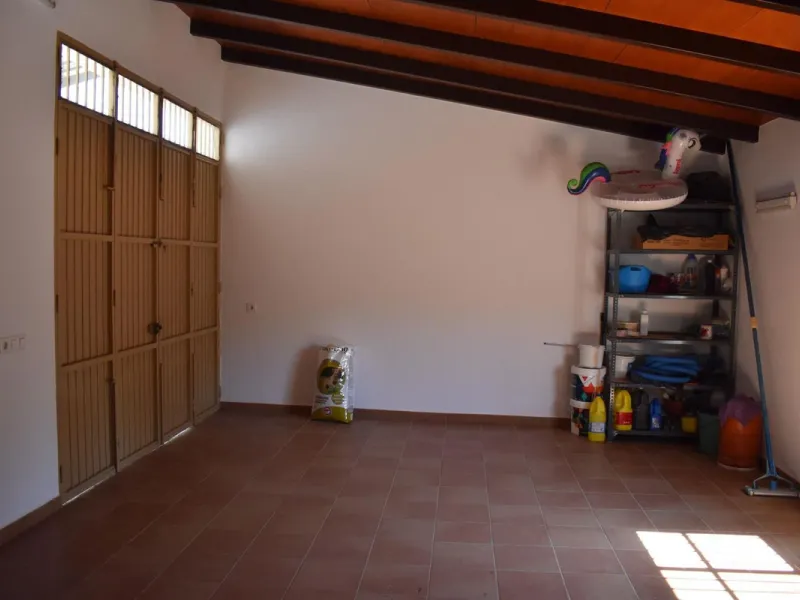 Country house located on the outskirts of Alhaurin el Grande with a plot of more than 14,000m2 ideal for horse lovers. The house is on one floor and consists of a large front porch as well as a rear porch towards the pool area which is surrounded by a lar