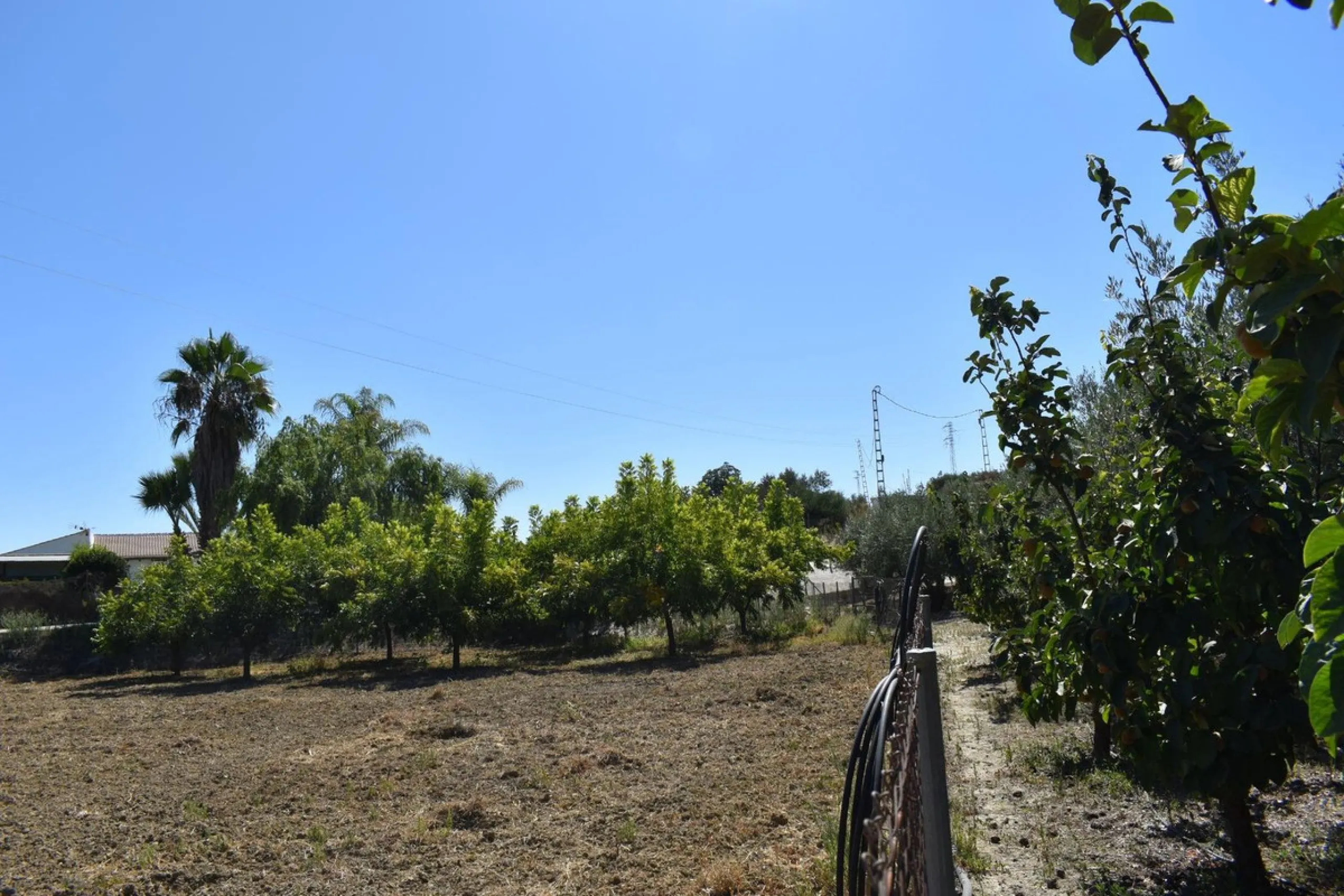 Country house located on the outskirts of Alhaurin el Grande with a plot of more than 14,000m2 ideal for horse lovers. The house is on one floor and consists of a large front porch as well as a rear porch towards the pool area which is surrounded by a lar