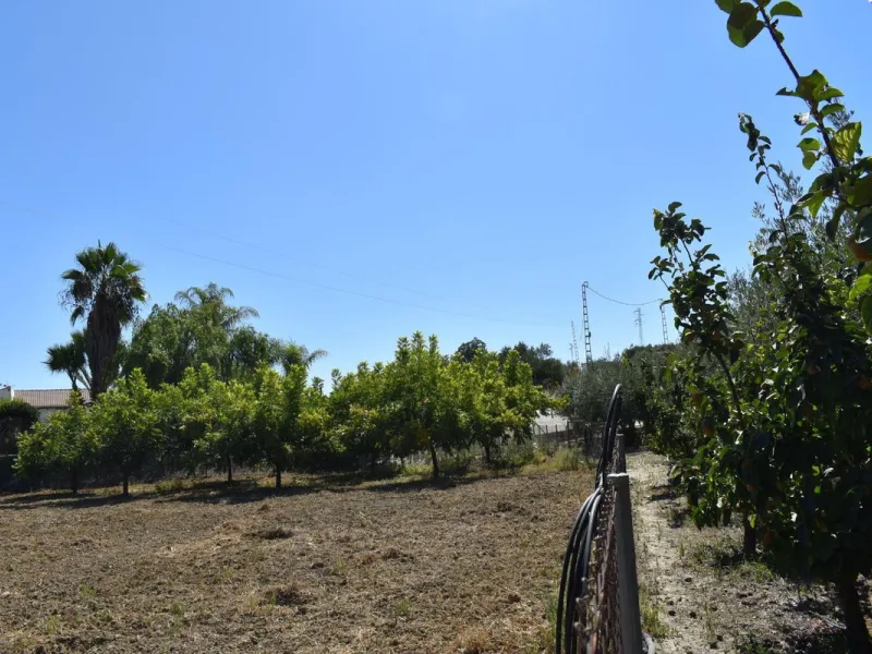 Country house located on the outskirts of Alhaurin el Grande with a plot of more than 14,000m2 ideal for horse lovers. The house is on one floor and consists of a large front porch as well as a rear porch towards the pool area which is surrounded by a lar