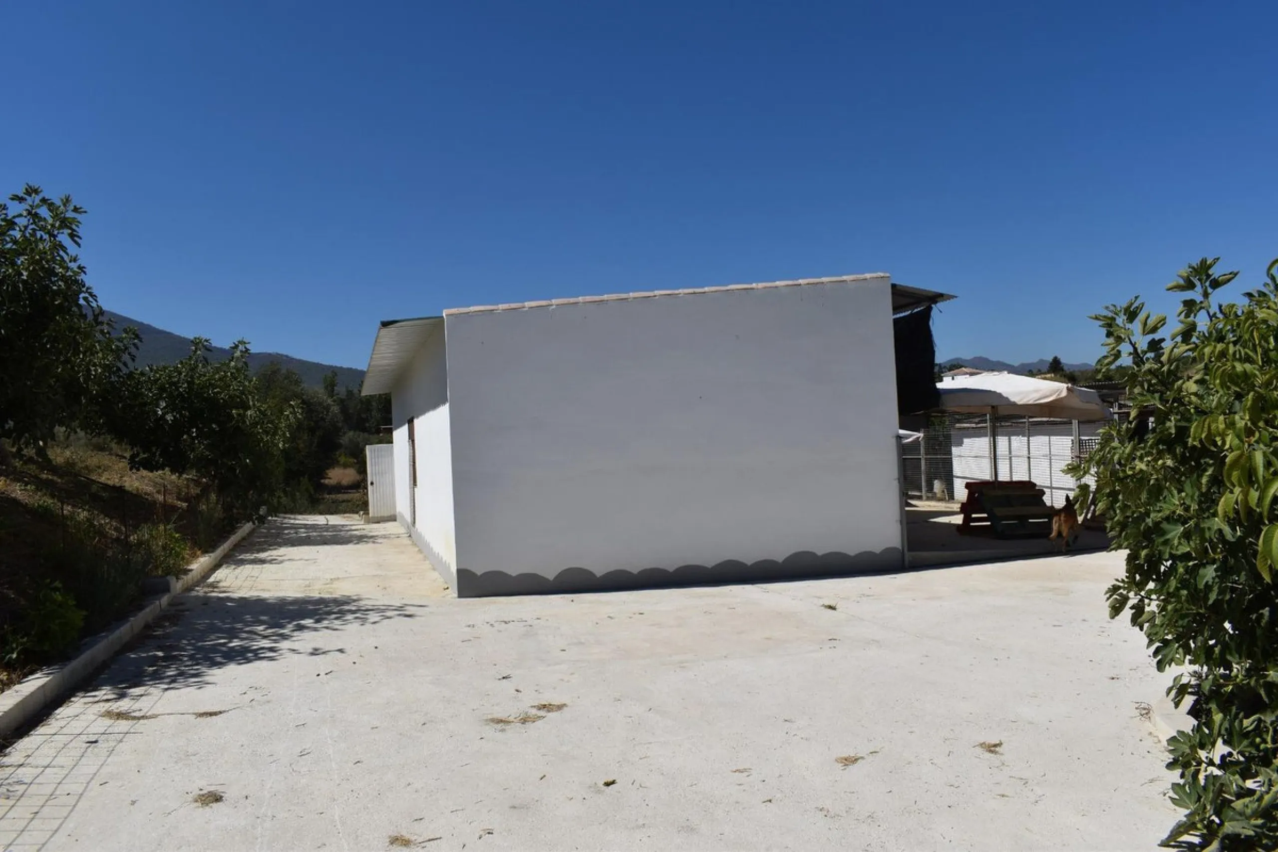 Country house located on the outskirts of Alhaurin el Grande with a plot of more than 14,000m2 ideal for horse lovers. The house is on one floor and consists of a large front porch as well as a rear porch towards the pool area which is surrounded by a lar