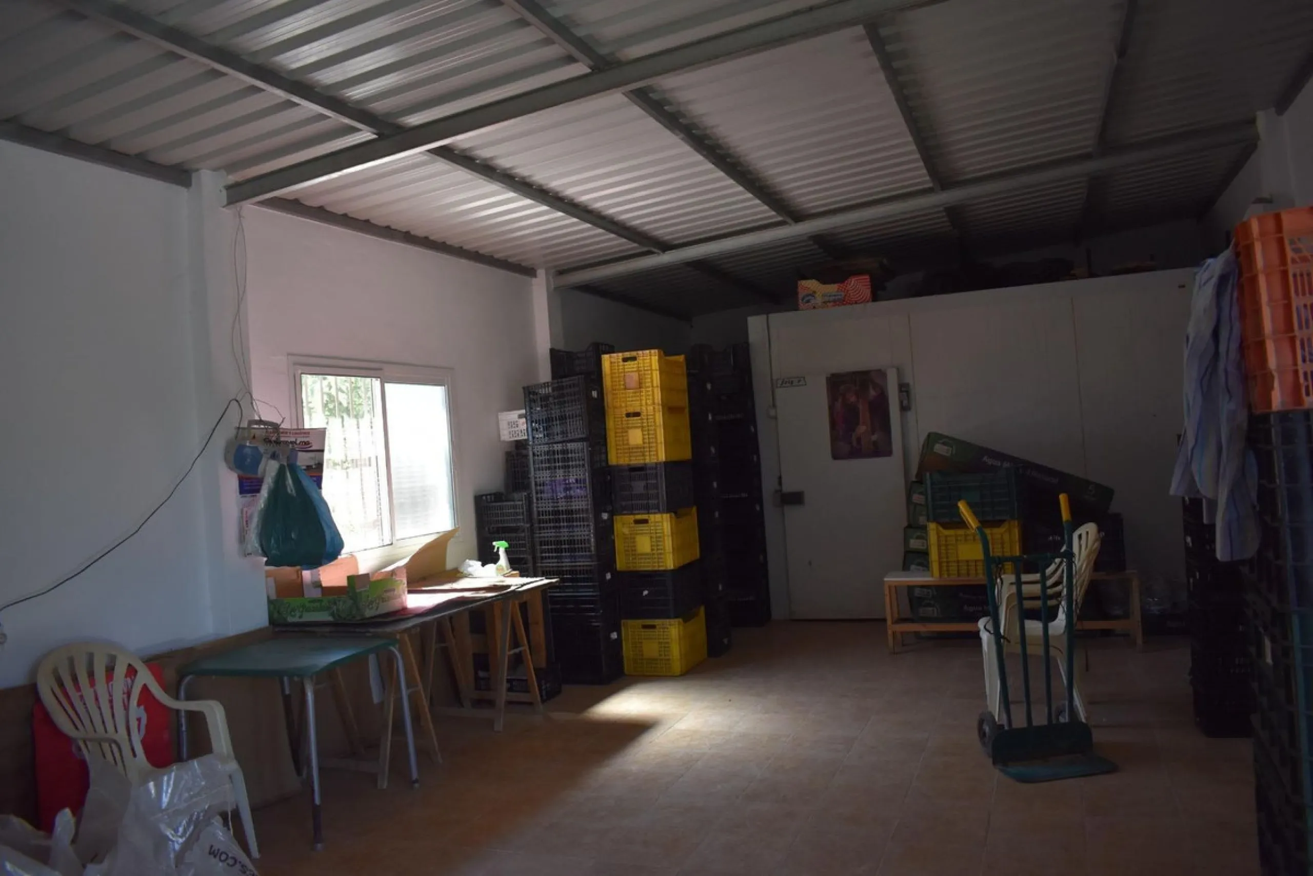 Country house located on the outskirts of Alhaurin el Grande with a plot of more than 14,000m2 ideal for horse lovers. The house is on one floor and consists of a large front porch as well as a rear porch towards the pool area which is surrounded by a lar