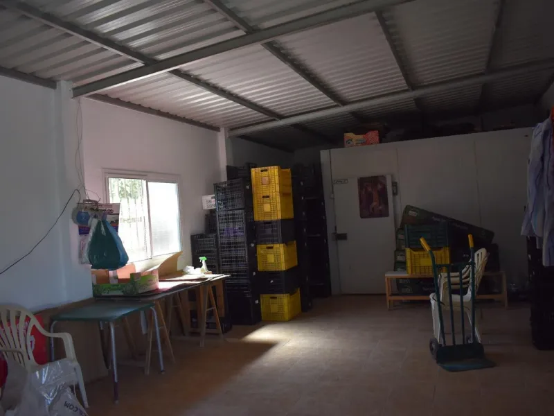 Country house located on the outskirts of Alhaurin el Grande with a plot of more than 14,000m2 ideal for horse lovers. The house is on one floor and consists of a large front porch as well as a rear porch towards the pool area which is surrounded by a lar