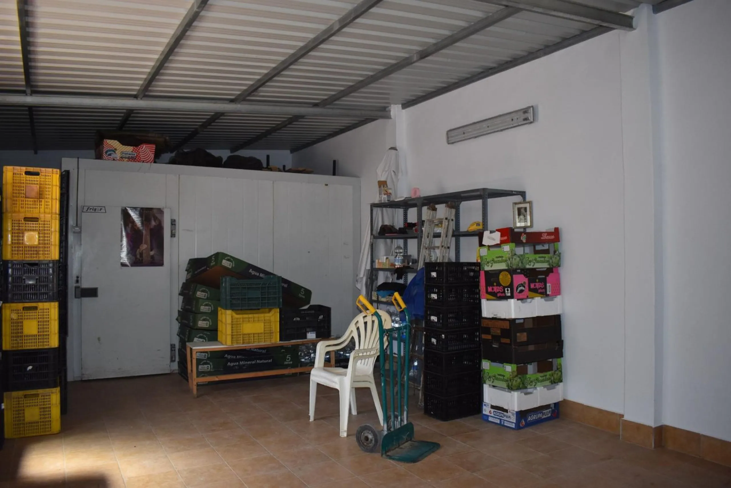 Country house located on the outskirts of Alhaurin el Grande with a plot of more than 14,000m2 ideal for horse lovers. The house is on one floor and consists of a large front porch as well as a rear porch towards the pool area which is surrounded by a lar