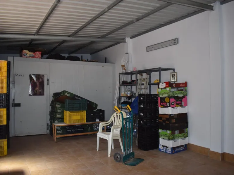 Country house located on the outskirts of Alhaurin el Grande with a plot of more than 14,000m2 ideal for horse lovers. The house is on one floor and consists of a large front porch as well as a rear porch towards the pool area which is surrounded by a lar