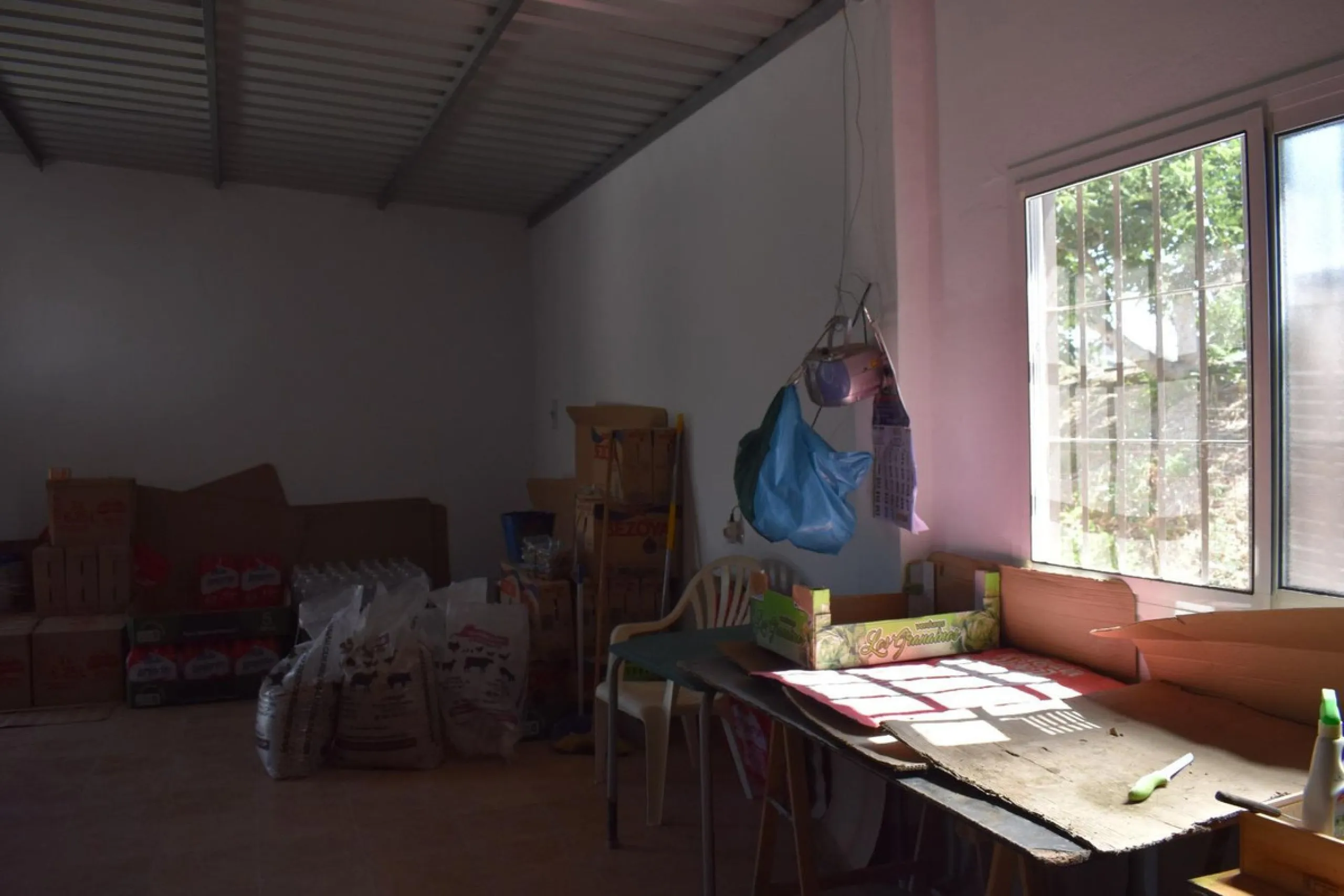 Country house located on the outskirts of Alhaurin el Grande with a plot of more than 14,000m2 ideal for horse lovers. The house is on one floor and consists of a large front porch as well as a rear porch towards the pool area which is surrounded by a lar