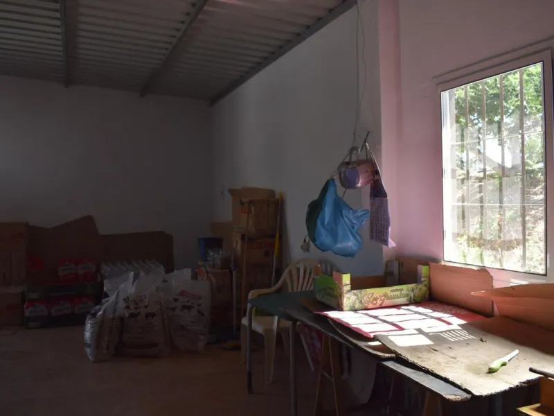 Country house located on the outskirts of Alhaurin el Grande with a plot of more than 14,000m2 ideal for horse lovers. The house is on one floor and consists of a large front porch as well as a rear porch towards the pool area which is surrounded by a lar