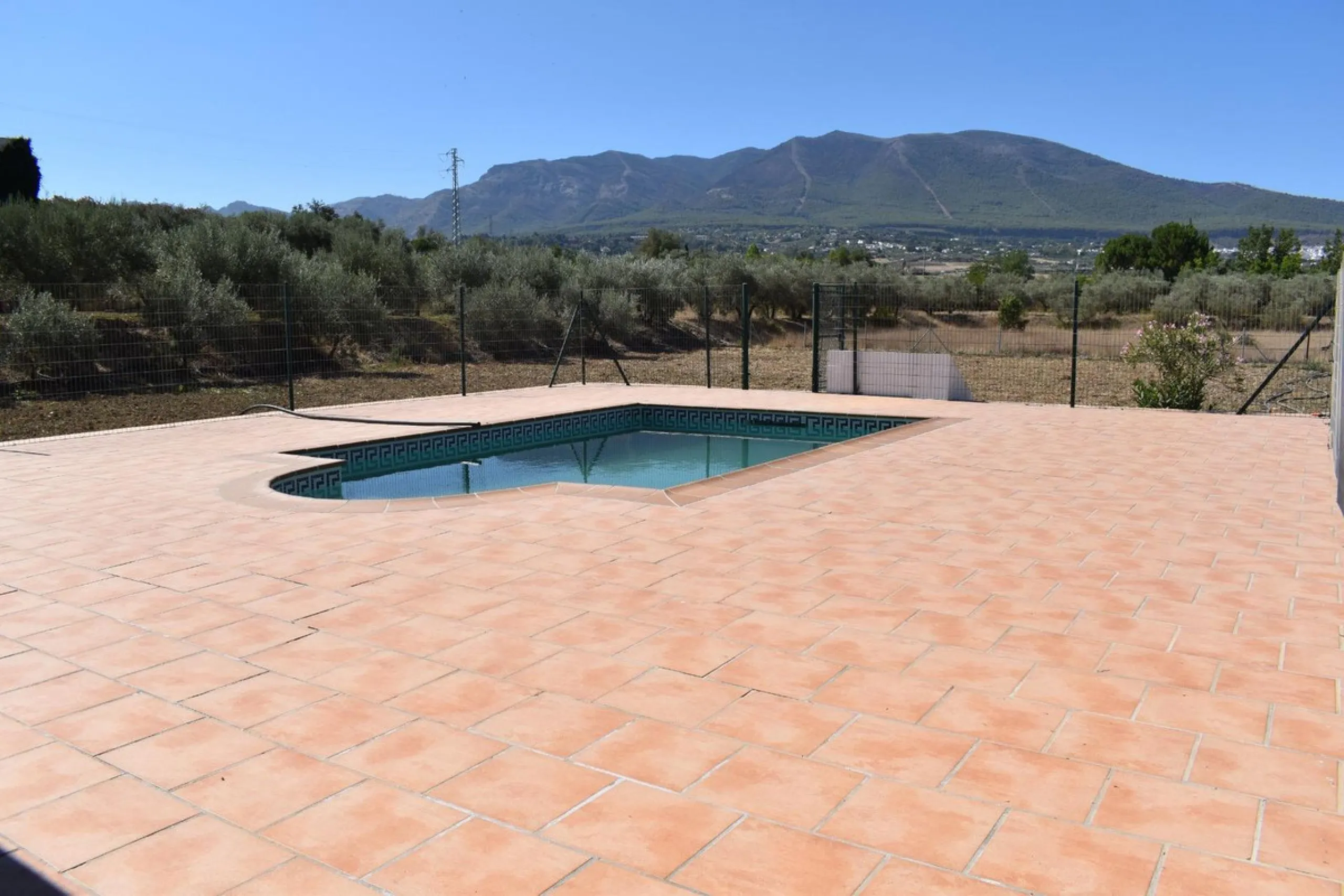 Country house located on the outskirts of Alhaurin el Grande with a plot of more than 14,000m2 ideal for horse lovers. The house is on one floor and consists of a large front porch as well as a rear porch towards the pool area which is surrounded by a lar