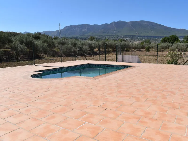 Country house located on the outskirts of Alhaurin el Grande with a plot of more than 14,000m2 ideal for horse lovers. The house is on one floor and consists of a large front porch as well as a rear porch towards the pool area which is surrounded by a lar