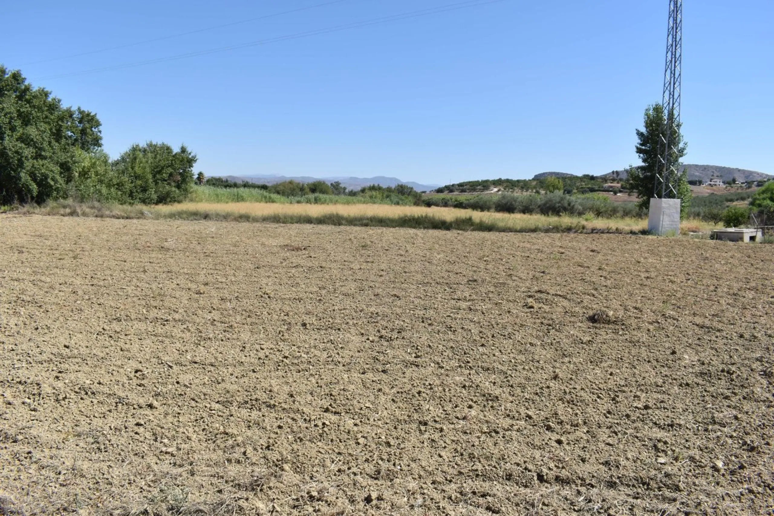Country house located on the outskirts of Alhaurin el Grande with a plot of more than 14,000m2 ideal for horse lovers. The house is on one floor and consists of a large front porch as well as a rear porch towards the pool area which is surrounded by a lar
