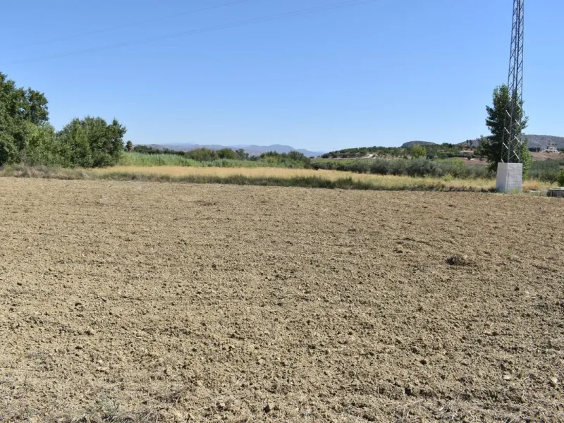 Country house located on the outskirts of Alhaurin el Grande with a plot of more than 14,000m2 ideal for horse lovers. The house is on one floor and consists of a large front porch as well as a rear porch towards the pool area which is surrounded by a lar