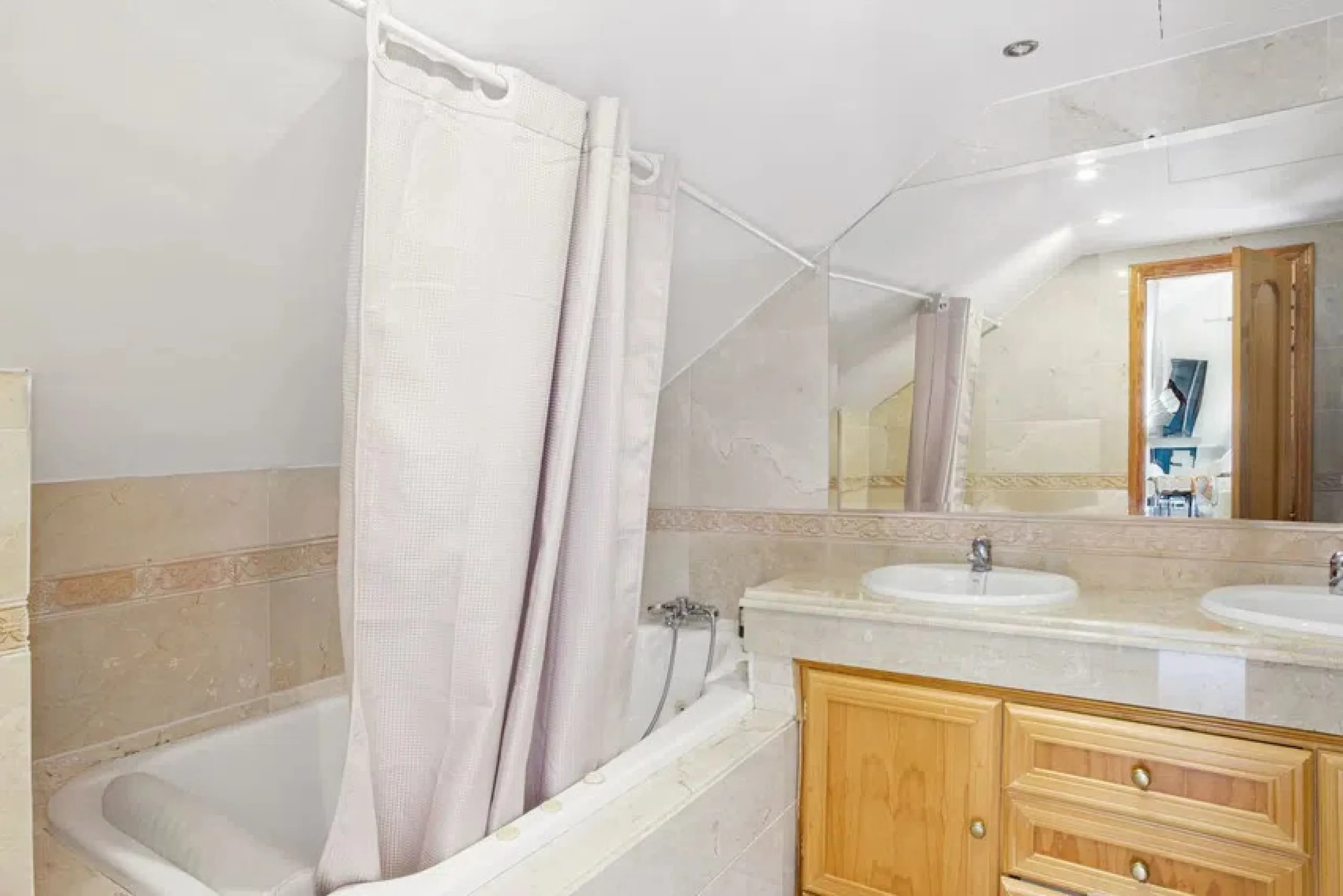 Im Herzen von Nueva Andalucía, nur 5 Autominuten von Puerto Banús und den Stränden entfernt, befindet sich dieses geräumige Penthouse mit vier Schlafzimmern in der begehrten Wohnanlage Los Pinos de Aloha