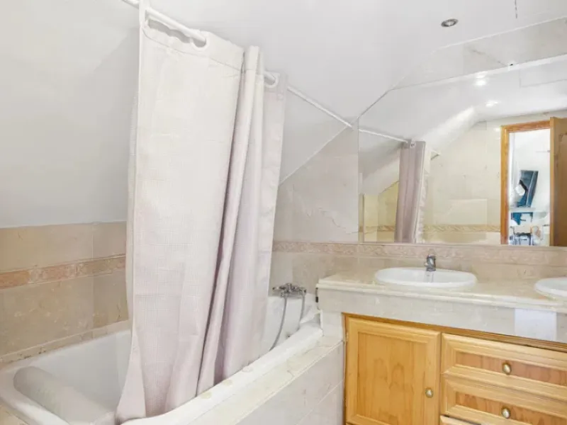 Im Herzen von Nueva Andalucía, nur 5 Autominuten von Puerto Banús und den Stränden entfernt, befindet sich dieses geräumige Penthouse mit vier Schlafzimmern in der begehrten Wohnanlage Los Pinos de Aloha