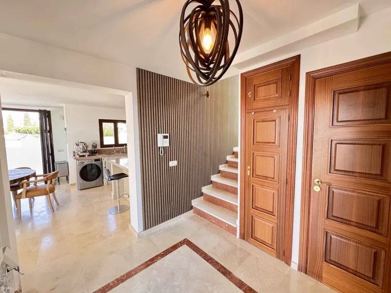 House - Detached Villa в продаже в Mijas, Málaga. В доме 5 спален и 5 ванных комнат. Площадь дома 299 м². Площадь участка 530 м²