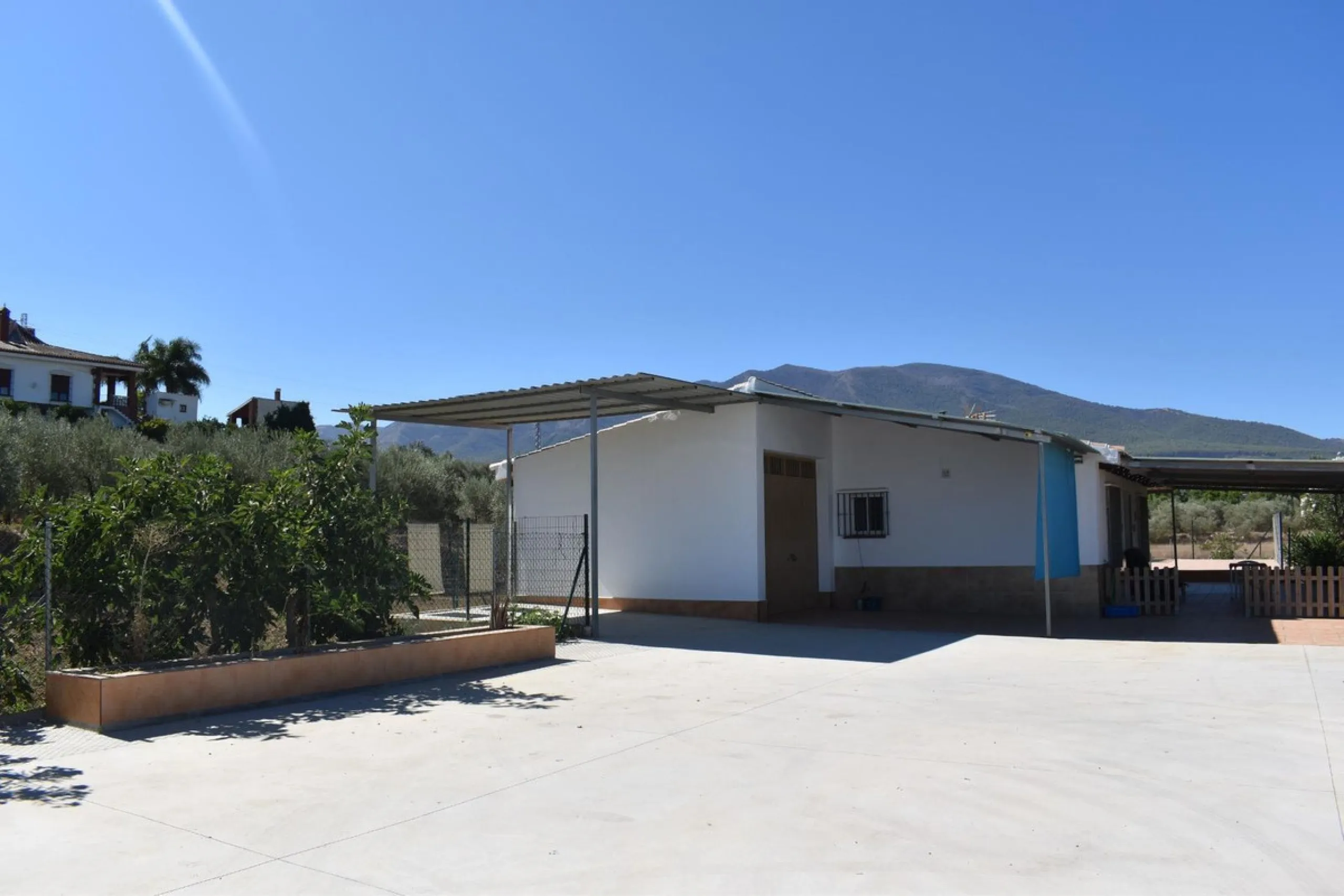 Country house located on the outskirts of Alhaurin el Grande with a plot of more than 14,000m2 ideal for horse lovers. The house is on one floor and consists of a large front porch as well as a rear porch towards the pool area which is surrounded by a lar