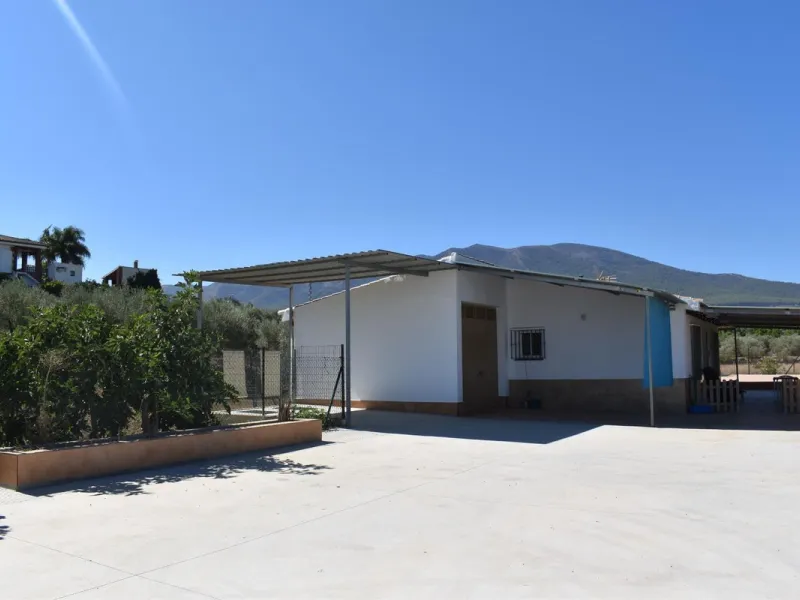 Country house located on the outskirts of Alhaurin el Grande with a plot of more than 14,000m2 ideal for horse lovers. The house is on one floor and consists of a large front porch as well as a rear porch towards the pool area which is surrounded by a lar