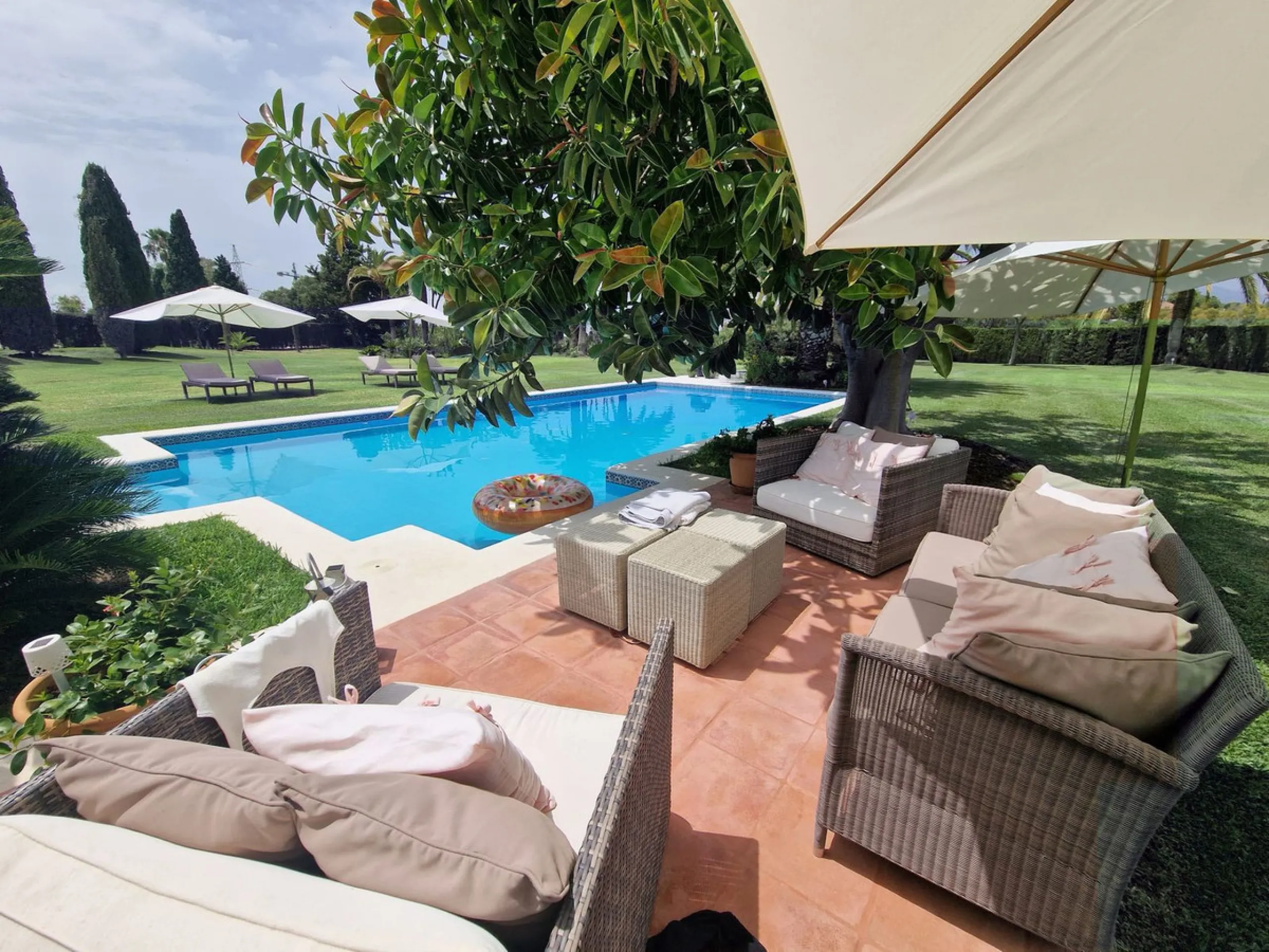 Perfect investment for a renovation, fixer-upper, or a segregation project to construct multiple villas!