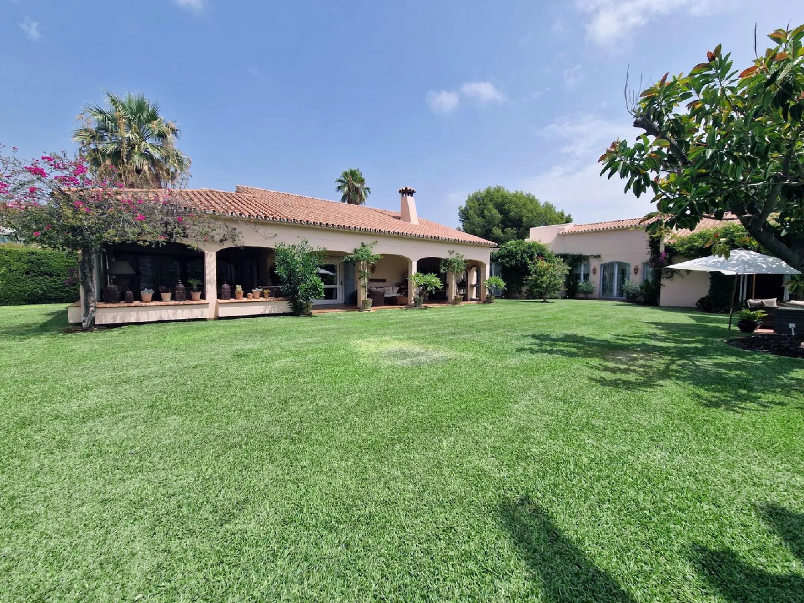 Perfect investment for a renovation, fixer-upper, or a segregation project to construct multiple villas!