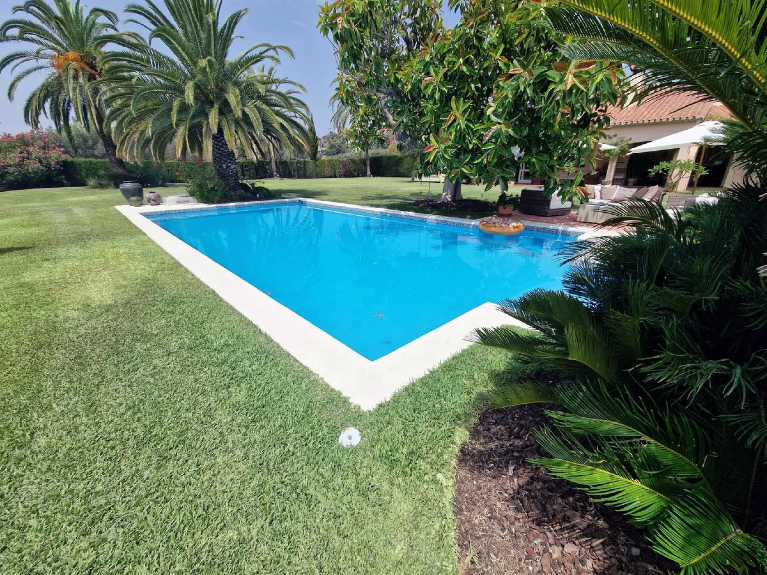 Perfect investment for a renovation, fixer-upper, or a segregation project to construct multiple villas!