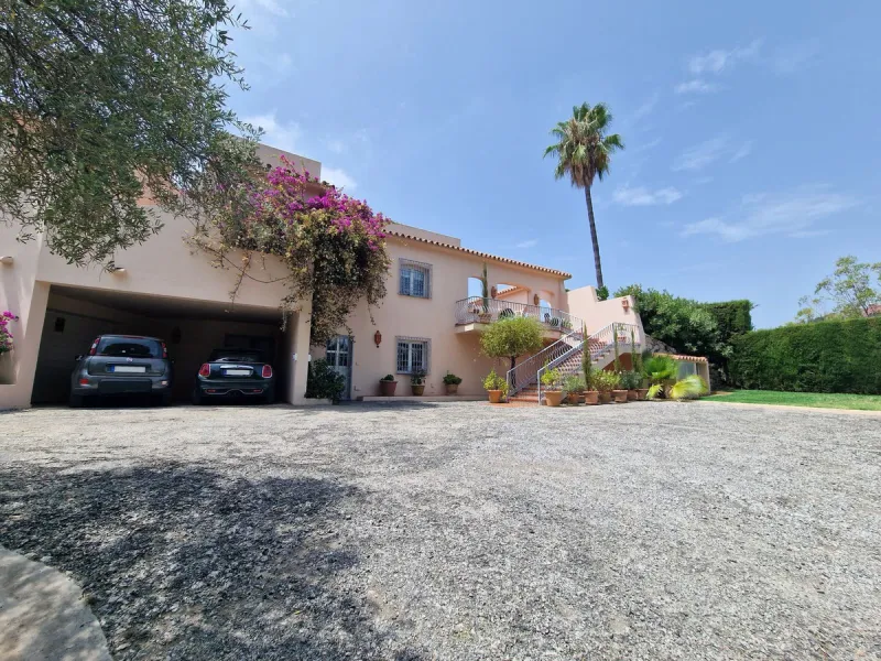 Perfect investment for a renovation, fixer-upper, or a segregation project to construct multiple villas!