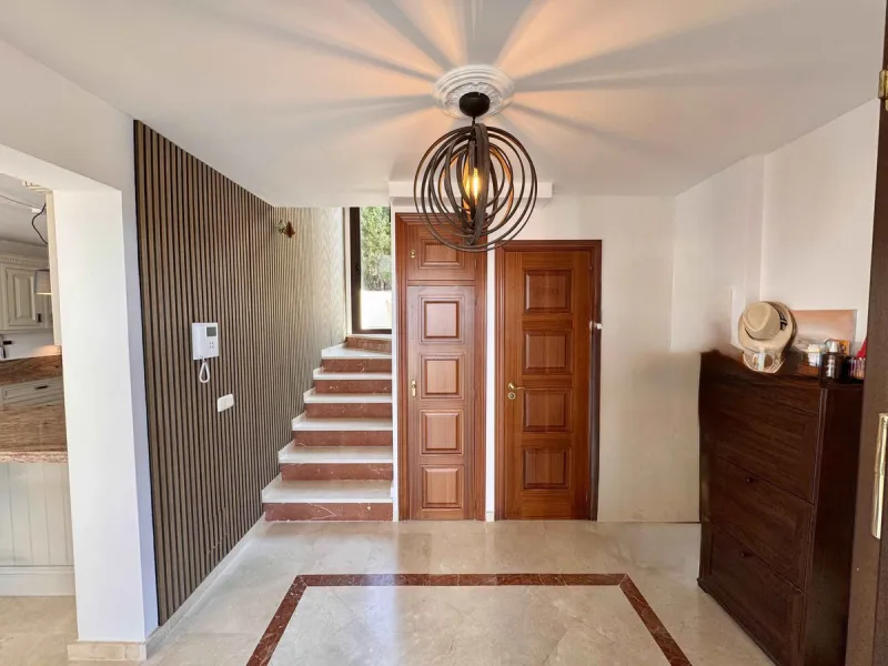 House - Detached Villa в продаже в Mijas, Málaga. В доме 5 спален и 5 ванных комнат. Площадь дома 299 м². Площадь участка 530 м²