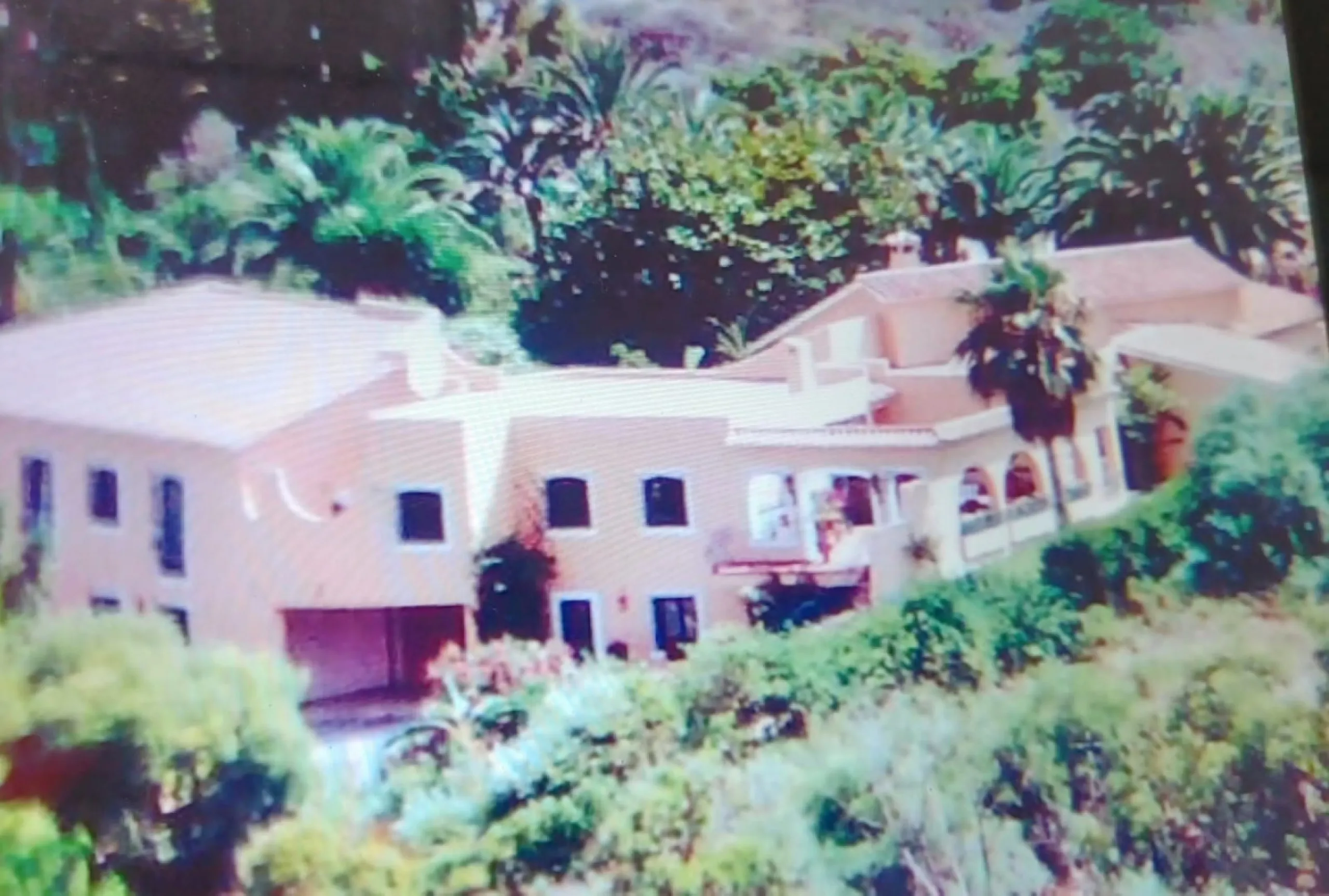 Perfect investment for a renovation, fixer-upper, or a segregation project to construct multiple villas!