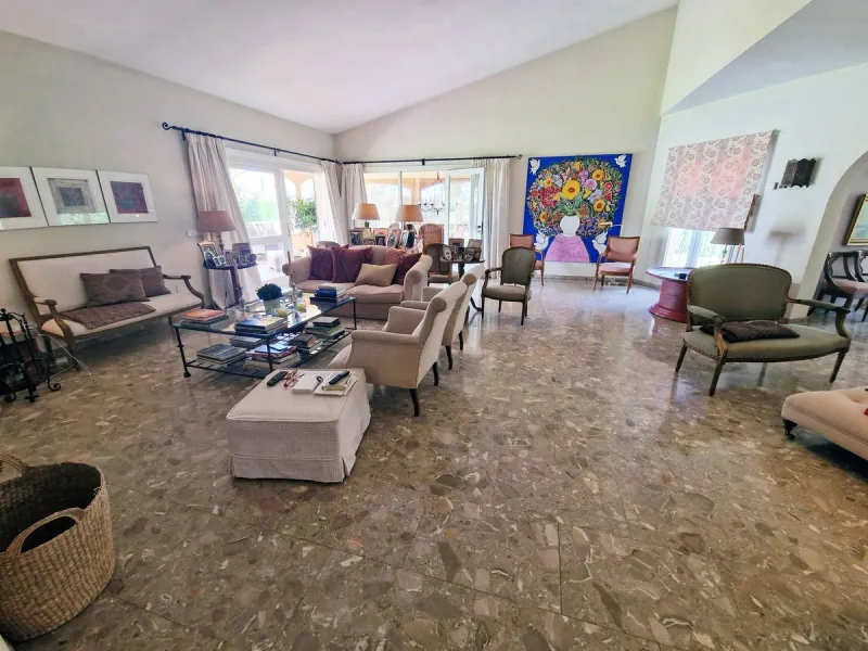 Perfect investment for a renovation, fixer-upper, or a segregation project to construct multiple villas!