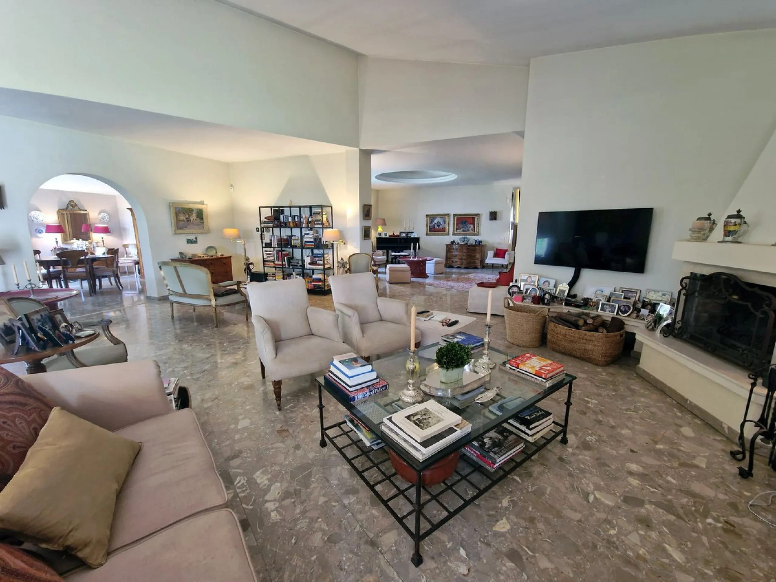 Perfect investment for a renovation, fixer-upper, or a segregation project to construct multiple villas!