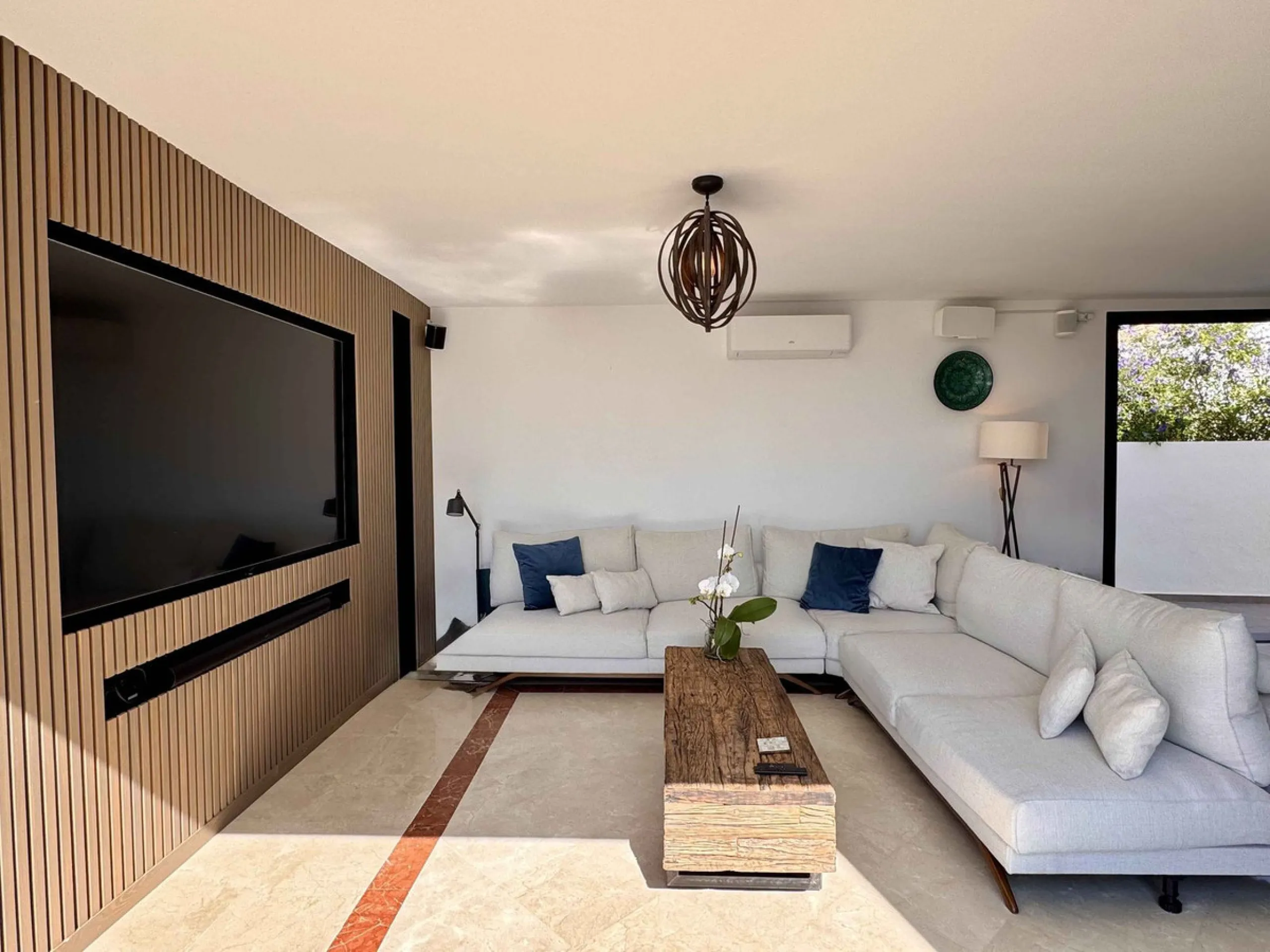 House - Detached Villa в продаже в Mijas, Málaga. В доме 5 спален и 5 ванных комнат. Площадь дома 299 м². Площадь участка 530 м²