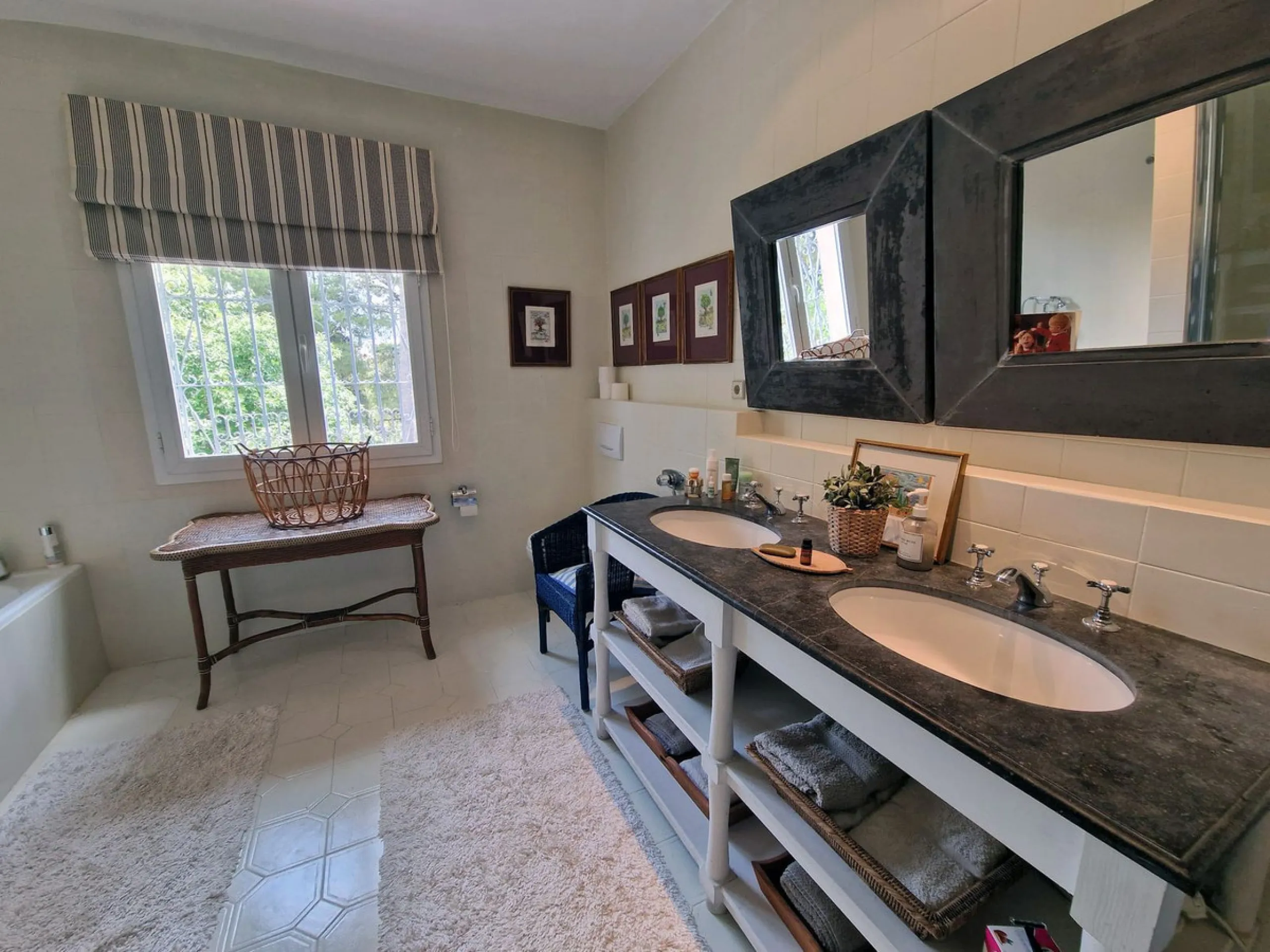 Perfect investment for a renovation, fixer-upper, or a segregation project to construct multiple villas!
