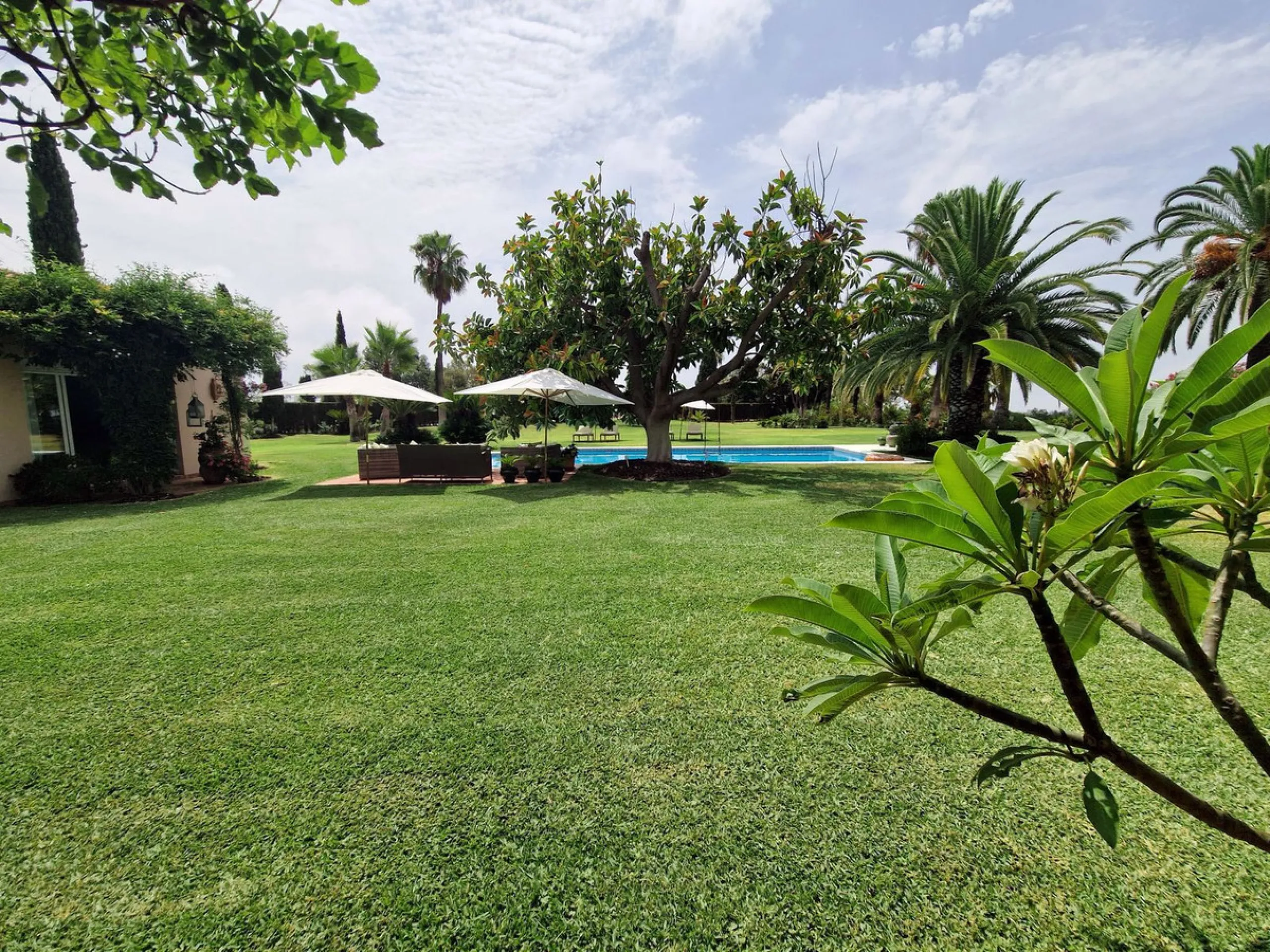 Perfect investment for a renovation, fixer-upper, or a segregation project to construct multiple villas!