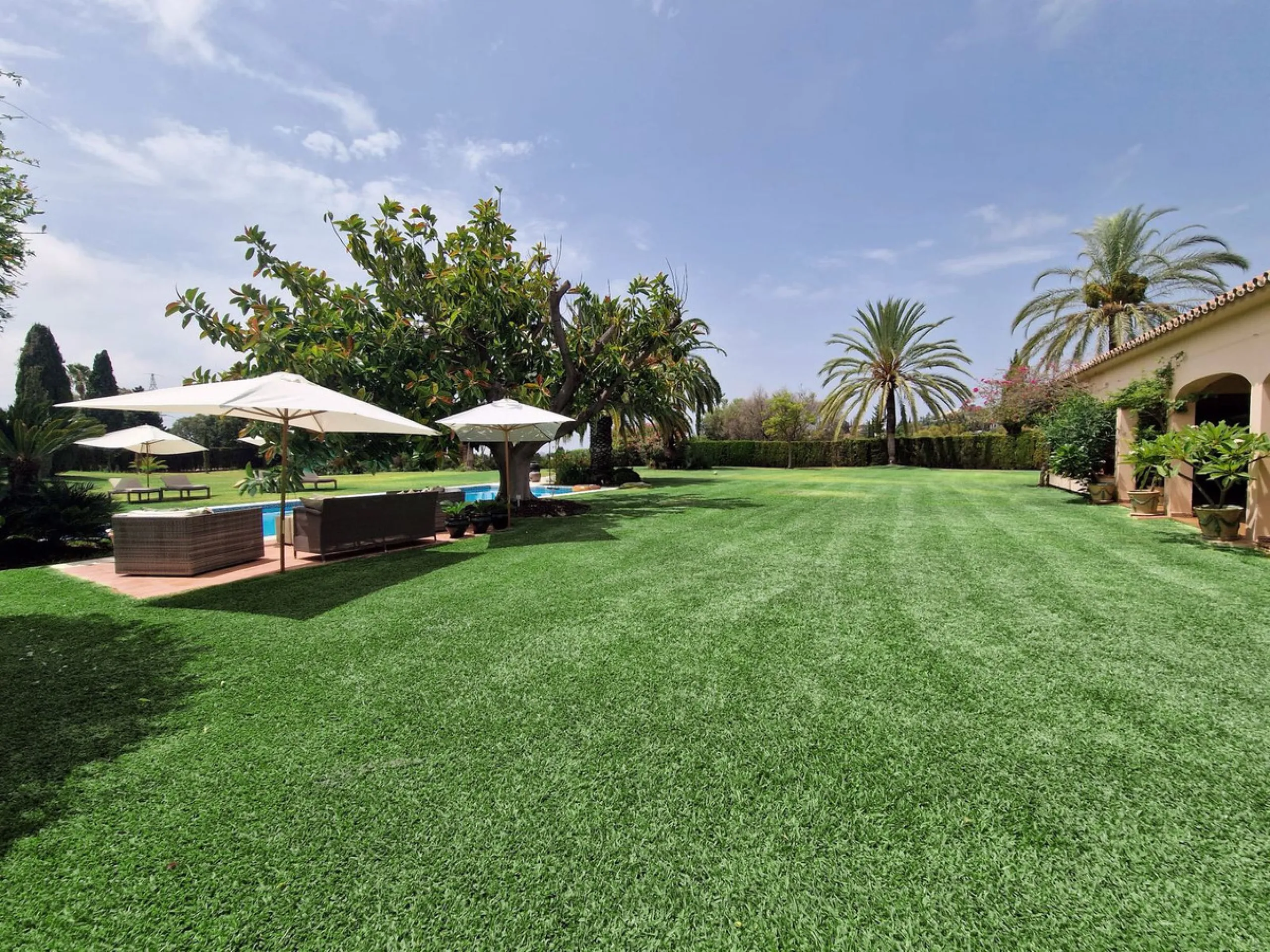 Perfect investment for a renovation, fixer-upper, or a segregation project to construct multiple villas!