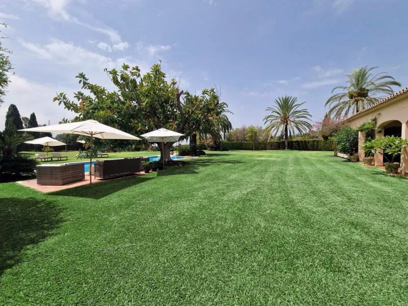 Perfect investment for a renovation, fixer-upper, or a segregation project to construct multiple villas!