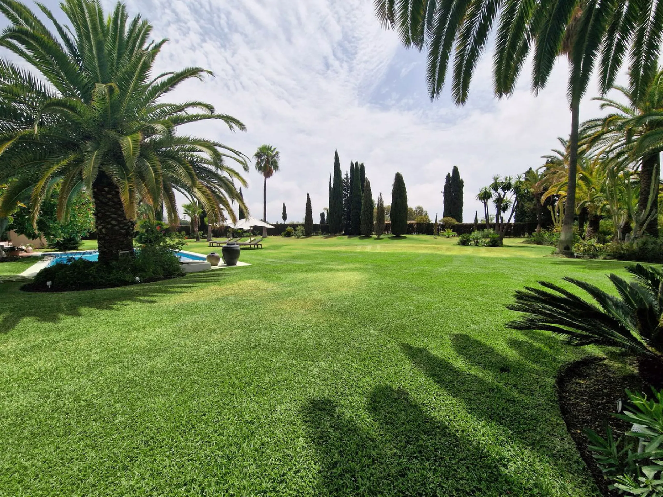 Perfect investment for a renovation, fixer-upper, or a segregation project to construct multiple villas!