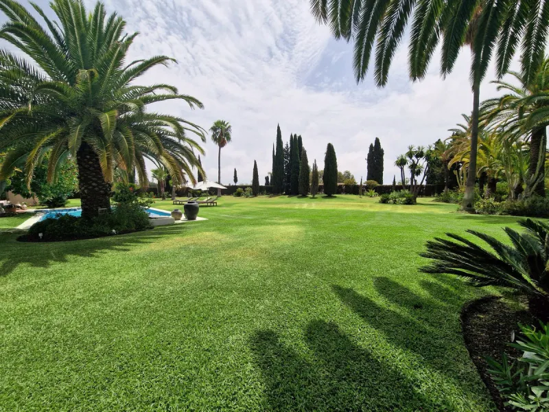 Perfect investment for a renovation, fixer-upper, or a segregation project to construct multiple villas!