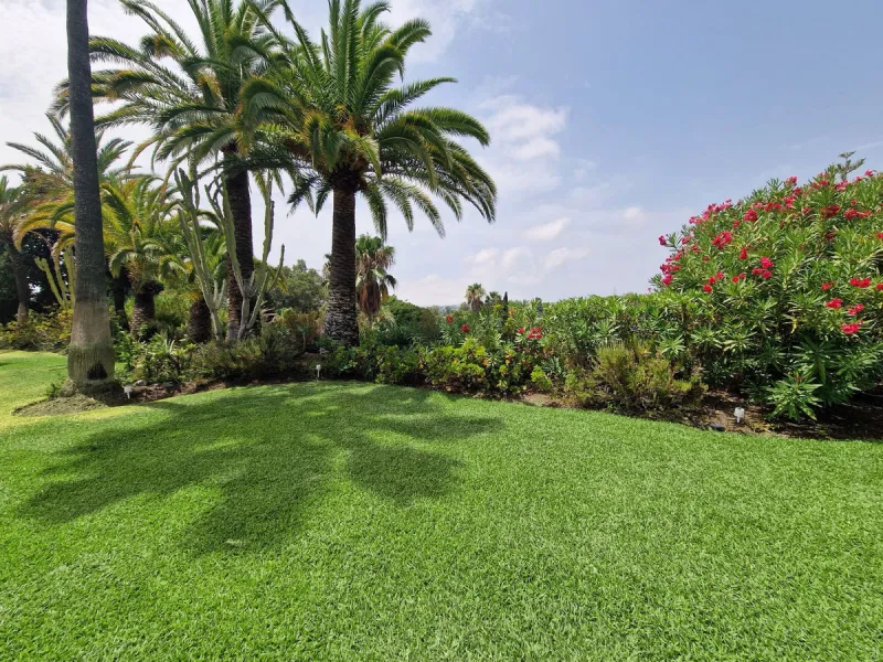 Perfect investment for a renovation, fixer-upper, or a segregation project to construct multiple villas!