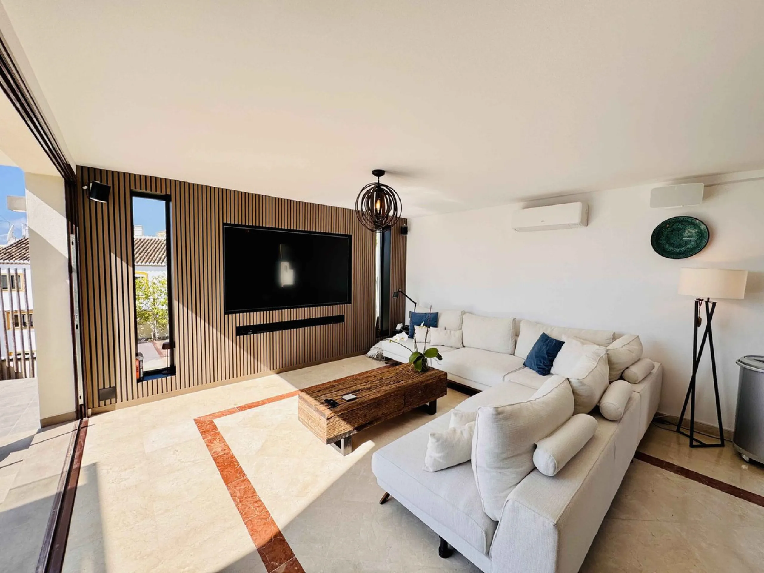 House - Detached Villa в продаже в Mijas, Málaga. В доме 5 спален и 5 ванных комнат. Площадь дома 299 м². Площадь участка 530 м²