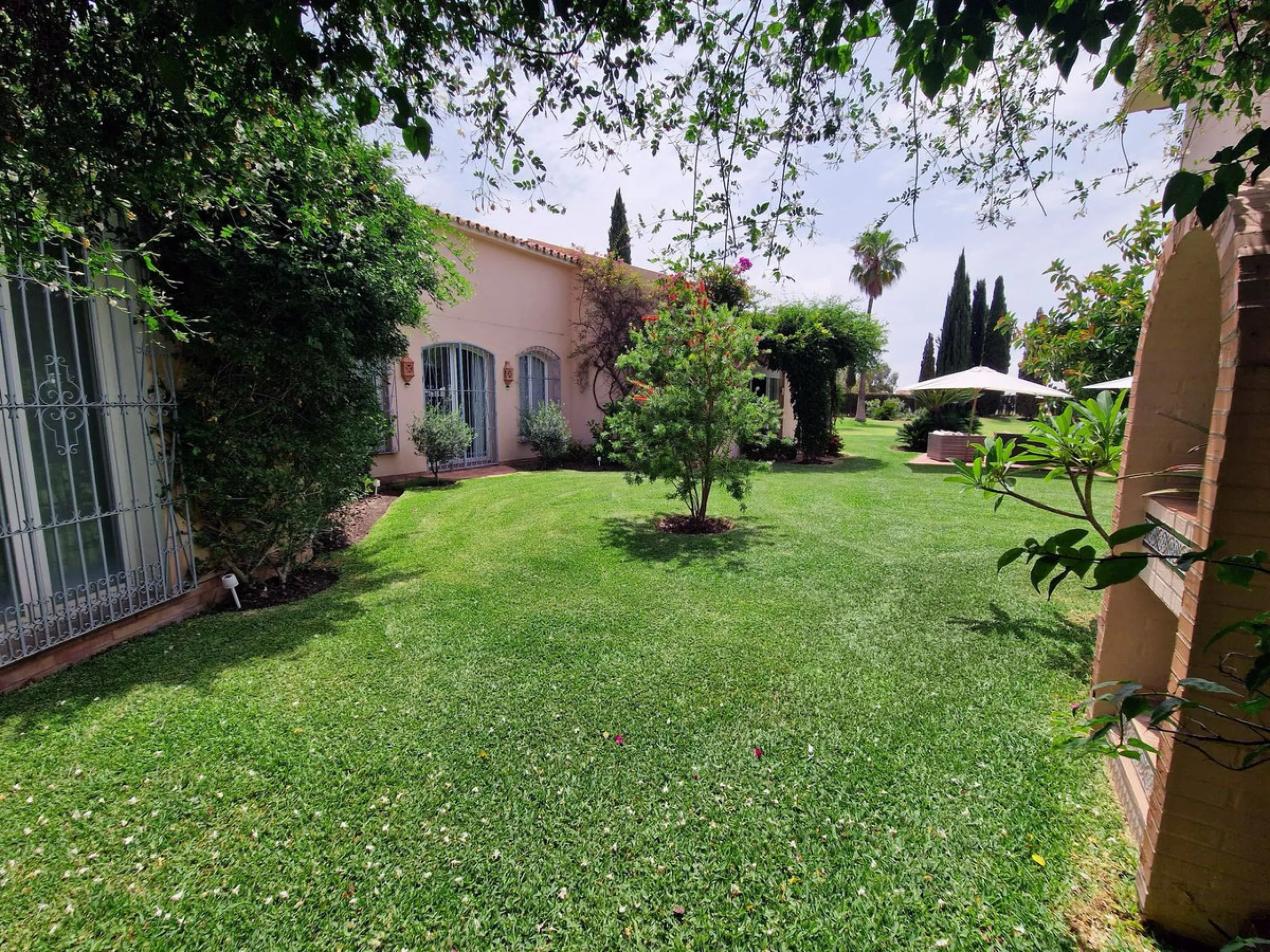 Perfect investment for a renovation, fixer-upper, or a segregation project to construct multiple villas!