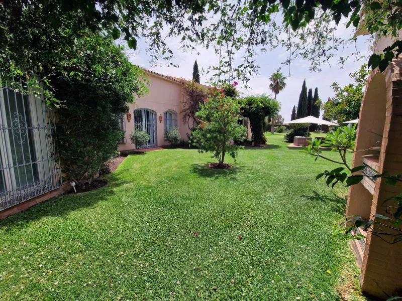 Perfect investment for a renovation, fixer-upper, or a segregation project to construct multiple villas!