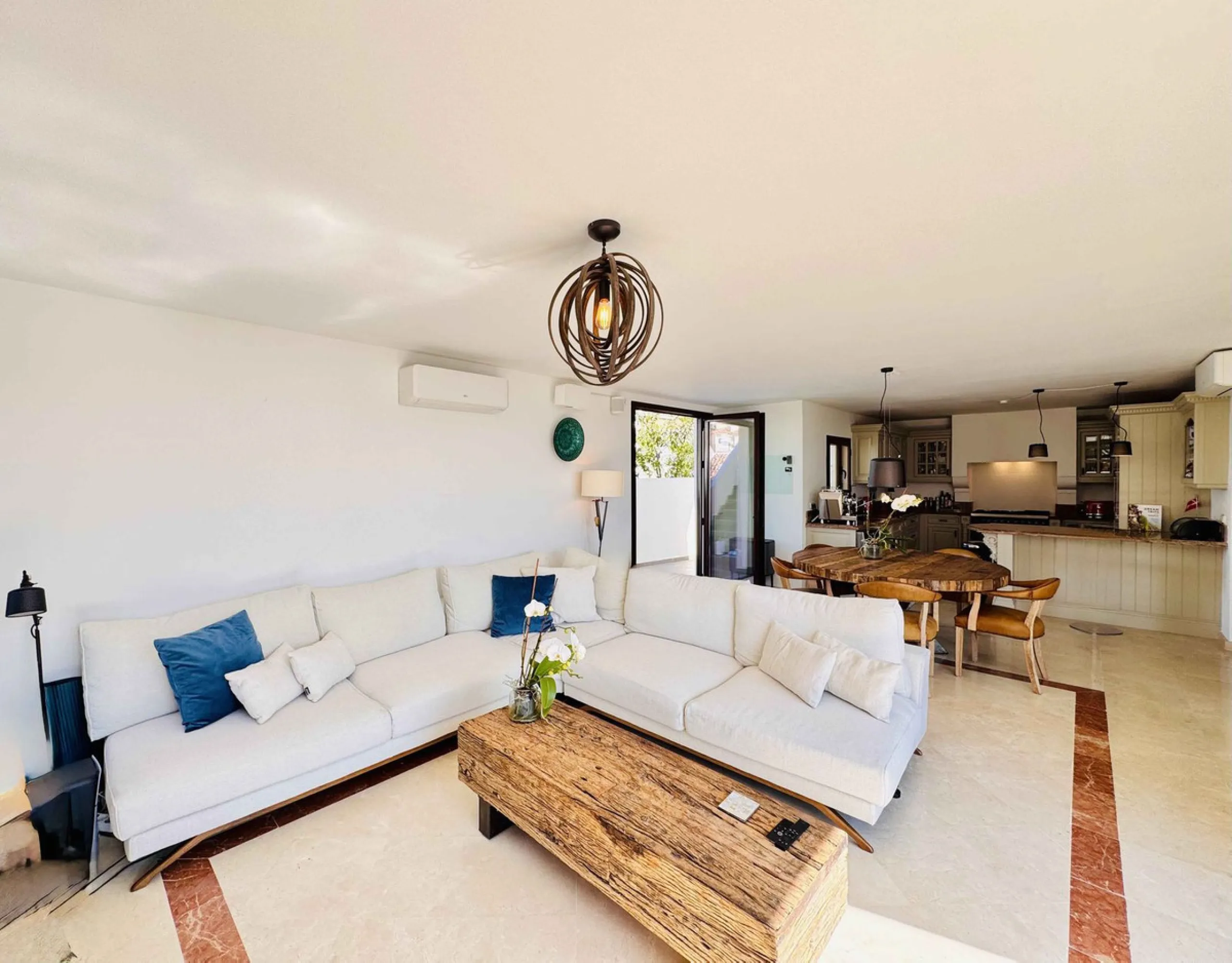 House - Detached Villa в продаже в Mijas, Málaga. В доме 5 спален и 5 ванных комнат. Площадь дома 299 м². Площадь участка 530 м²