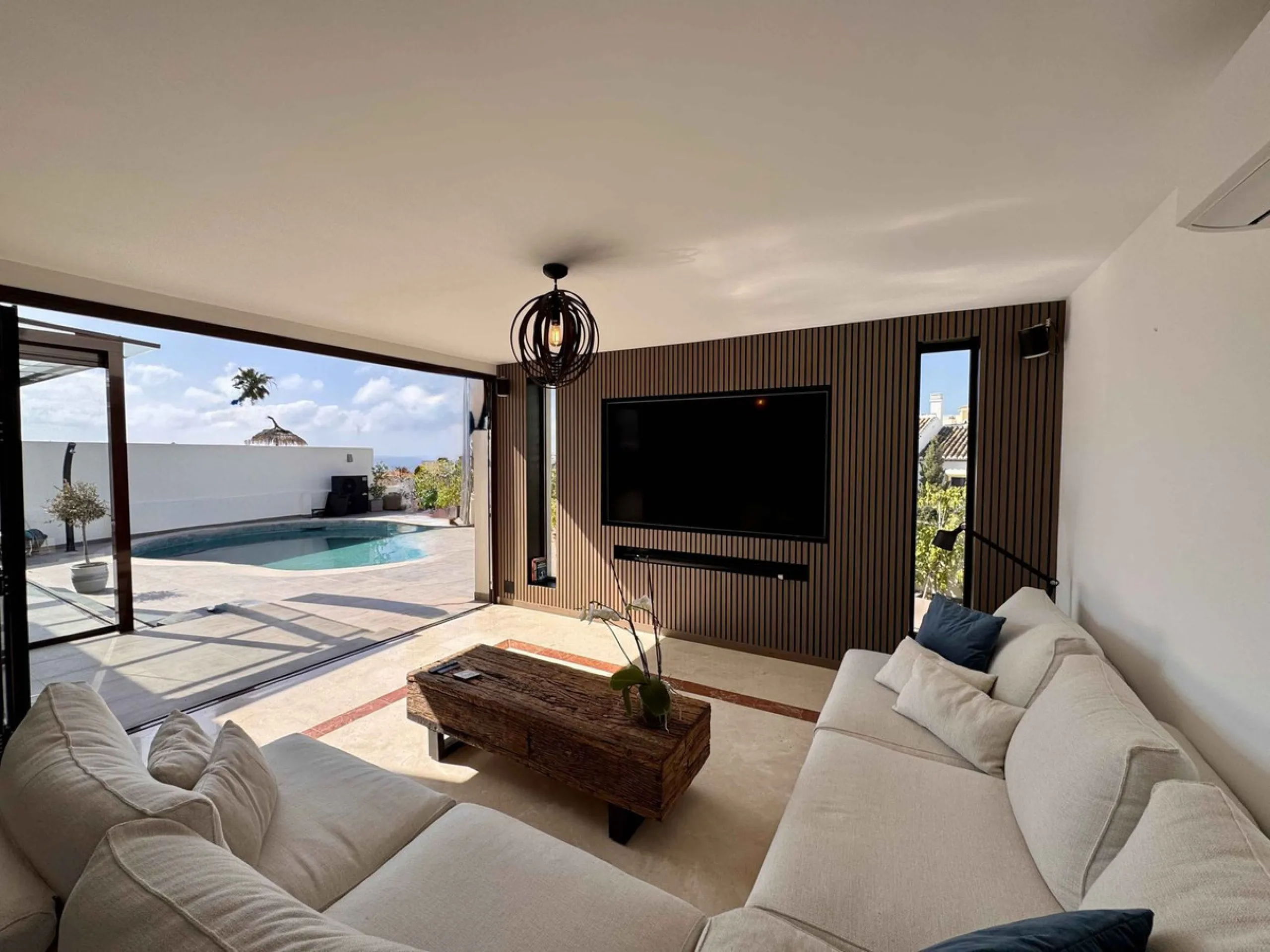House - Detached Villa в продаже в Mijas, Málaga. В доме 5 спален и 5 ванных комнат. Площадь дома 299 м². Площадь участка 530 м²