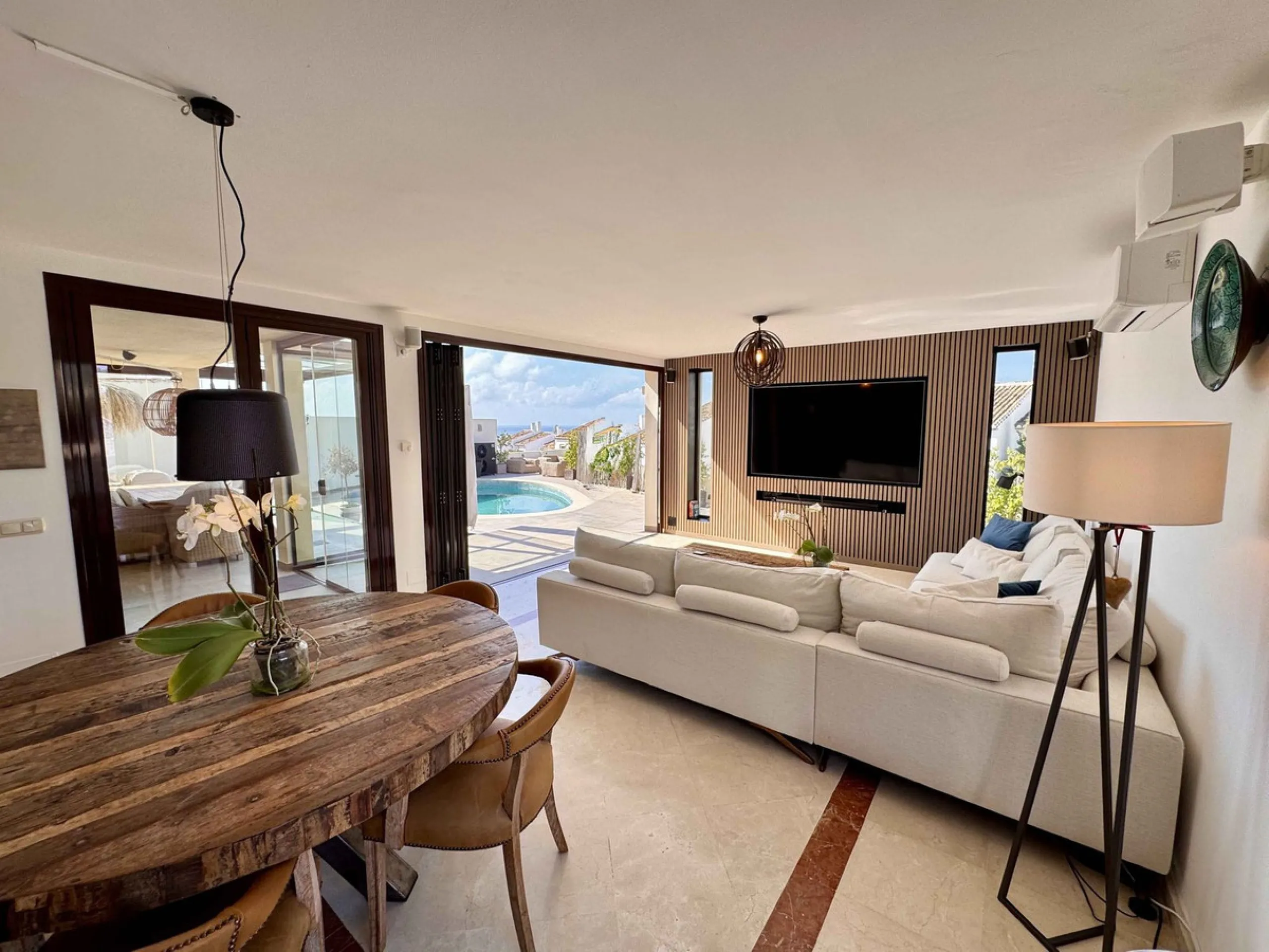 House - Detached Villa в продаже в Mijas, Málaga. В доме 5 спален и 5 ванных комнат. Площадь дома 299 м². Площадь участка 530 м²
