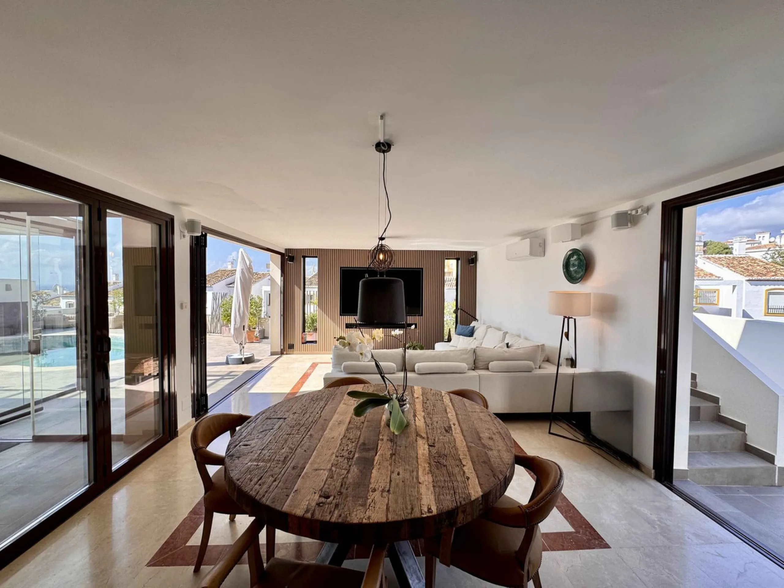 House - Detached Villa в продаже в Mijas, Málaga. В доме 5 спален и 5 ванных комнат. Площадь дома 299 м². Площадь участка 530 м²